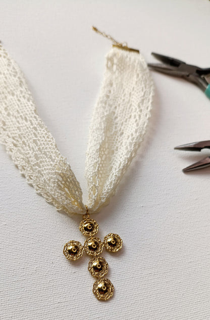 collier religieux, bijoux religieux, bijoux catho modernes,  Bijou communion, Cadeau confirmation, Cadeau fête de la foi, Cadeau profession de foi, Médaille, Mon premier bijou religieux, bijoux de créateur, bijoux religieux de créateurs pas cher, collier en dentelle, ras de cou en dentelle, ras de cou femme en dentelle, collier femme en dentelle, collier victorien, collier religieux, collier Jane Austen, collier romantique femme