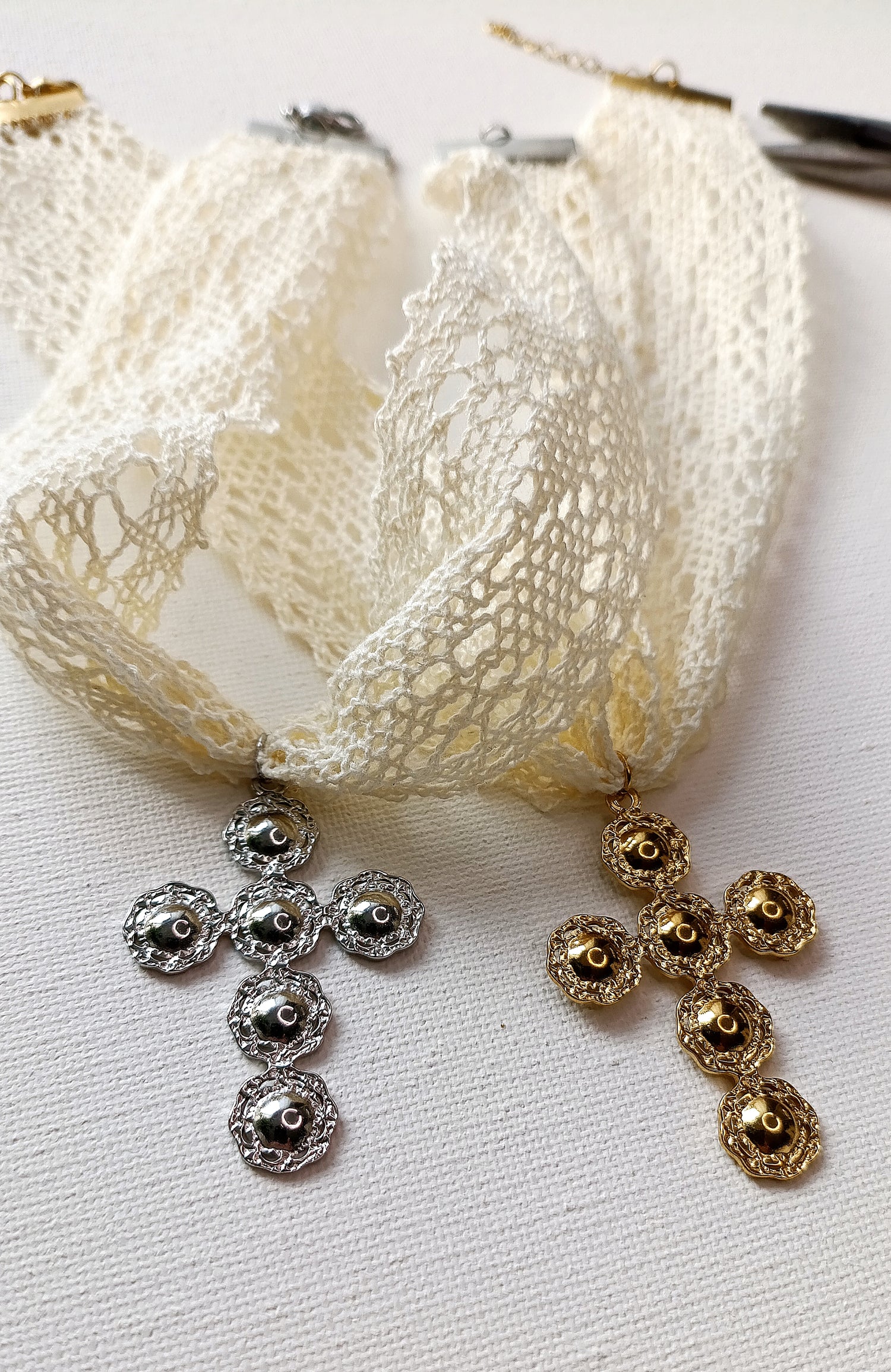 collier religieux, bijoux religieux, bijoux catho modernes,  Bijou communion, Cadeau confirmation, Cadeau fête de la foi, Cadeau profession de foi, Médaille, Mon premier bijou religieux, bijoux de créateur, bijoux religieux de créateurs pas cher, collier en dentelle, ras de cou en dentelle, ras de cou femme en dentelle, collier femme en dentelle, collier victorien, collier religieux, collier Jane Austen, collier romantique femme