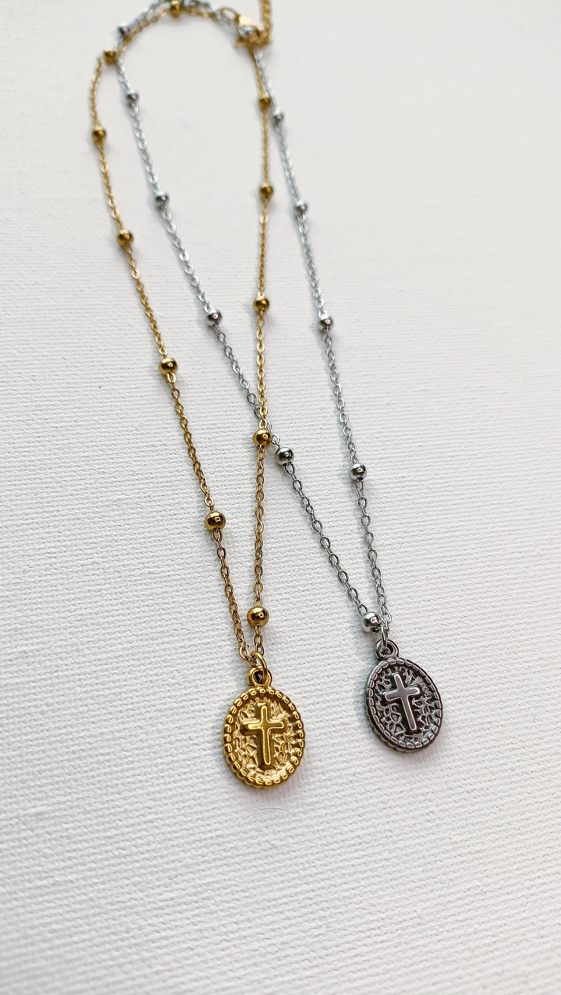 collier religieux, bijoux religieux, bijoux catho modernes,  Bijou communion, Cadeau confirmation, Cadeau fête de la foi, Cadeau profession de foi, Médaille, Mon premier bijou religieux, bijoux de créateur, bijoux religieux de créateurs pas cher