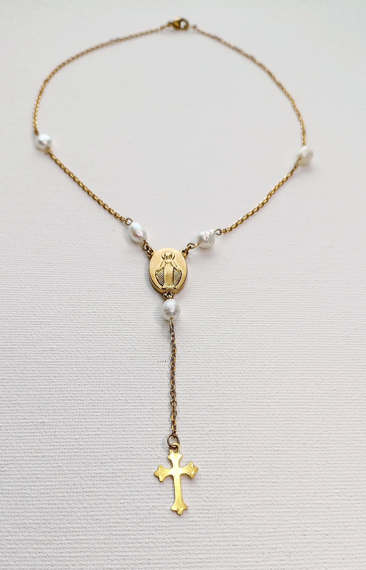 chapelet femme en acier inoxydable et perles d'eau douce, chapelet femme en perles d'eau douce, chapelet fantaisie, chapelet fait en France, bijoux vintage pas cher, bijoux  catholique femme, bijoux catholique pas cher, bijoux catholique original, bijoux avec croix