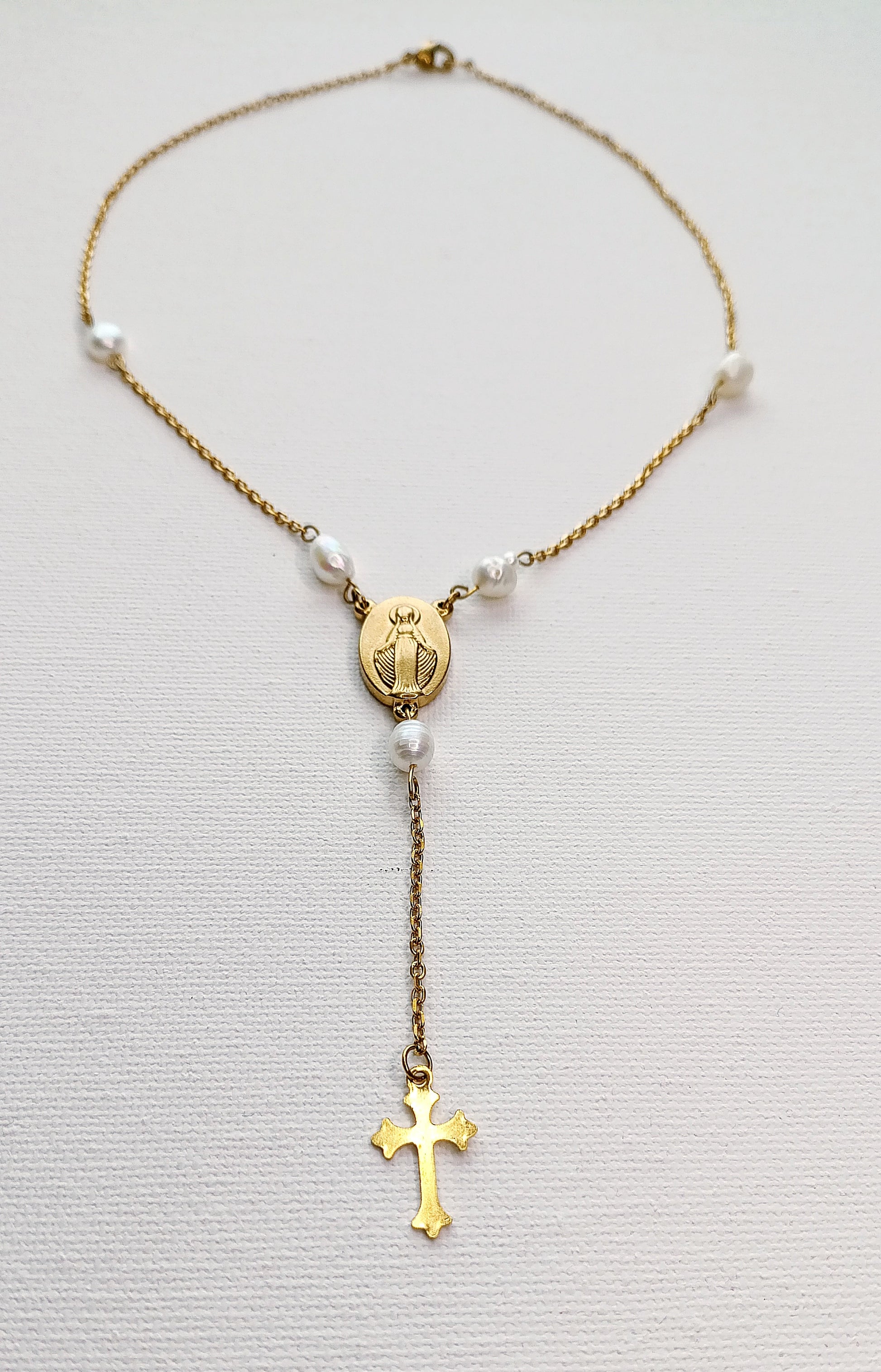 chapelet femme en acier inoxydable et perles d'eau douce, chapelet femme en perles d'eau douce, chapelet fantaisie, chapelet fait en France, bijoux vintage pas cher, bijoux  catholique femme, bijoux catholique pas cher, bijoux catholique original, bijoux avec croix