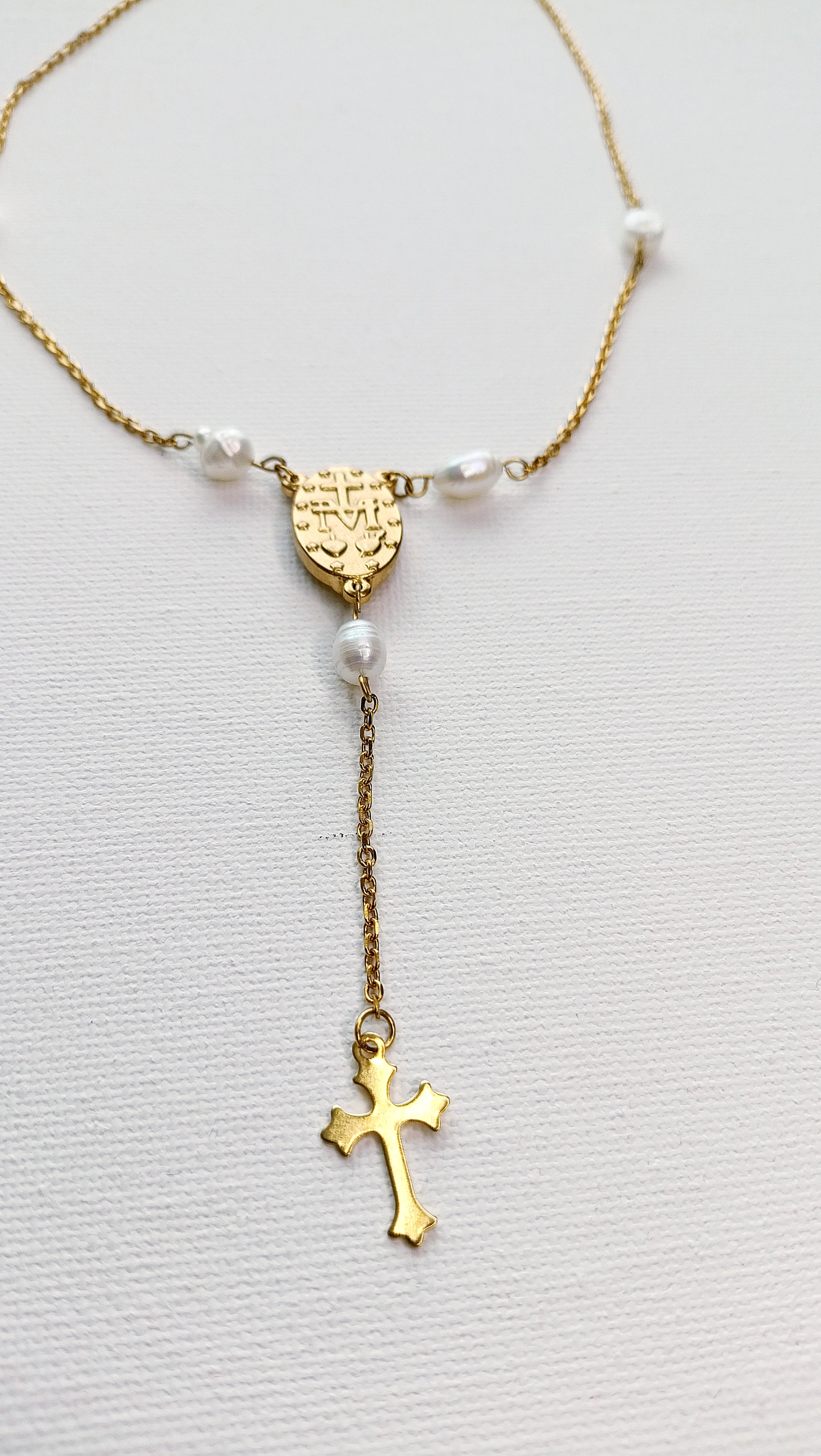 chapelet femme en acier inoxydable et perles d'eau douce, chapelet femme en perles d'eau douce, chapelet fantaisie, chapelet fait en France, bijoux vintage pas cher, bijoux  catholique femme, bijoux catholique pas cher, bijoux catholique original, bijoux avec croix