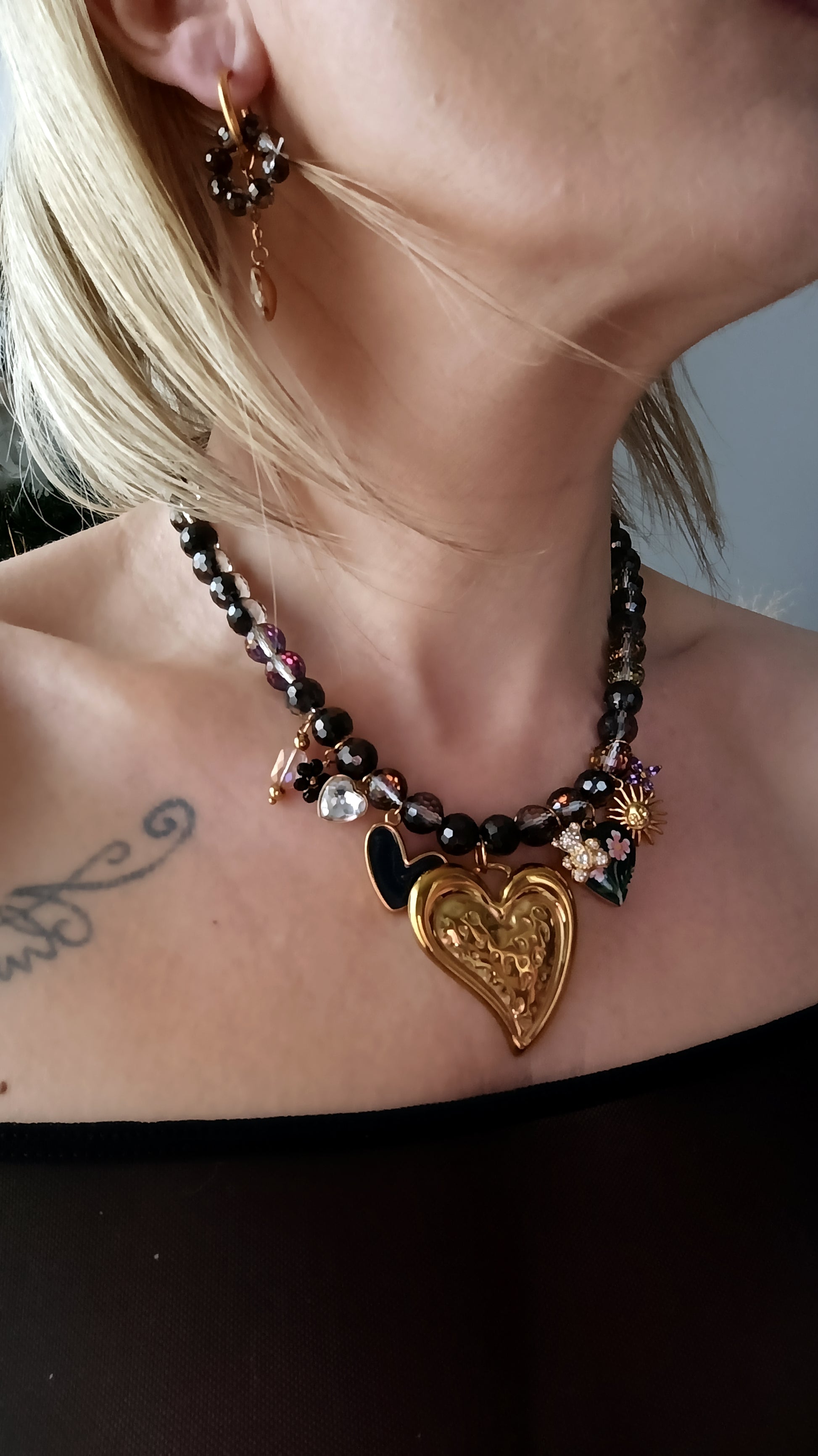 collier femme en perles noires, collier femme noir, bijoux femme noir, collier femme à breloques noir, collier charms noir, collier en perles noires femme, collier femme en perles noires, collier femme perles noires et chamrs, collier femme en perles noires et breloques, collier femme en perles noires et pendentifs, collier femme grosses perles noires et pendentifs