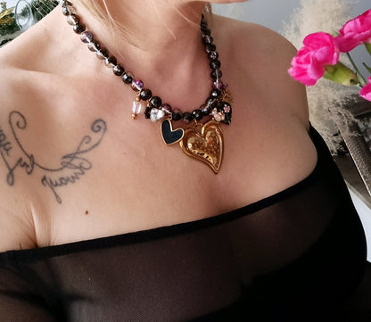 collier femme en perles noires, collier femme noir, bijoux femme noir, collier femme à breloques noir, collier charms noir, collier en perles noires femme, collier femme en perles noires, collier femme perles noires et chamrs, collier femme en perles noires et breloques, collier femme en perles noires et pendentifs, collier femme grosses perles noires et pendentifs