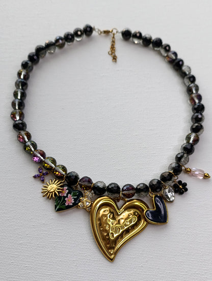 collier femme en perles noires, collier femme noir, bijoux femme noir, collier femme à breloques noir, collier charms noir, collier en perles noires femme, collier femme en perles noires, collier femme perles noires et chamrs, collier femme en perles noires et breloques, collier femme en perles noires et pendentifs, collier femme grosses perles noires et pendentifs