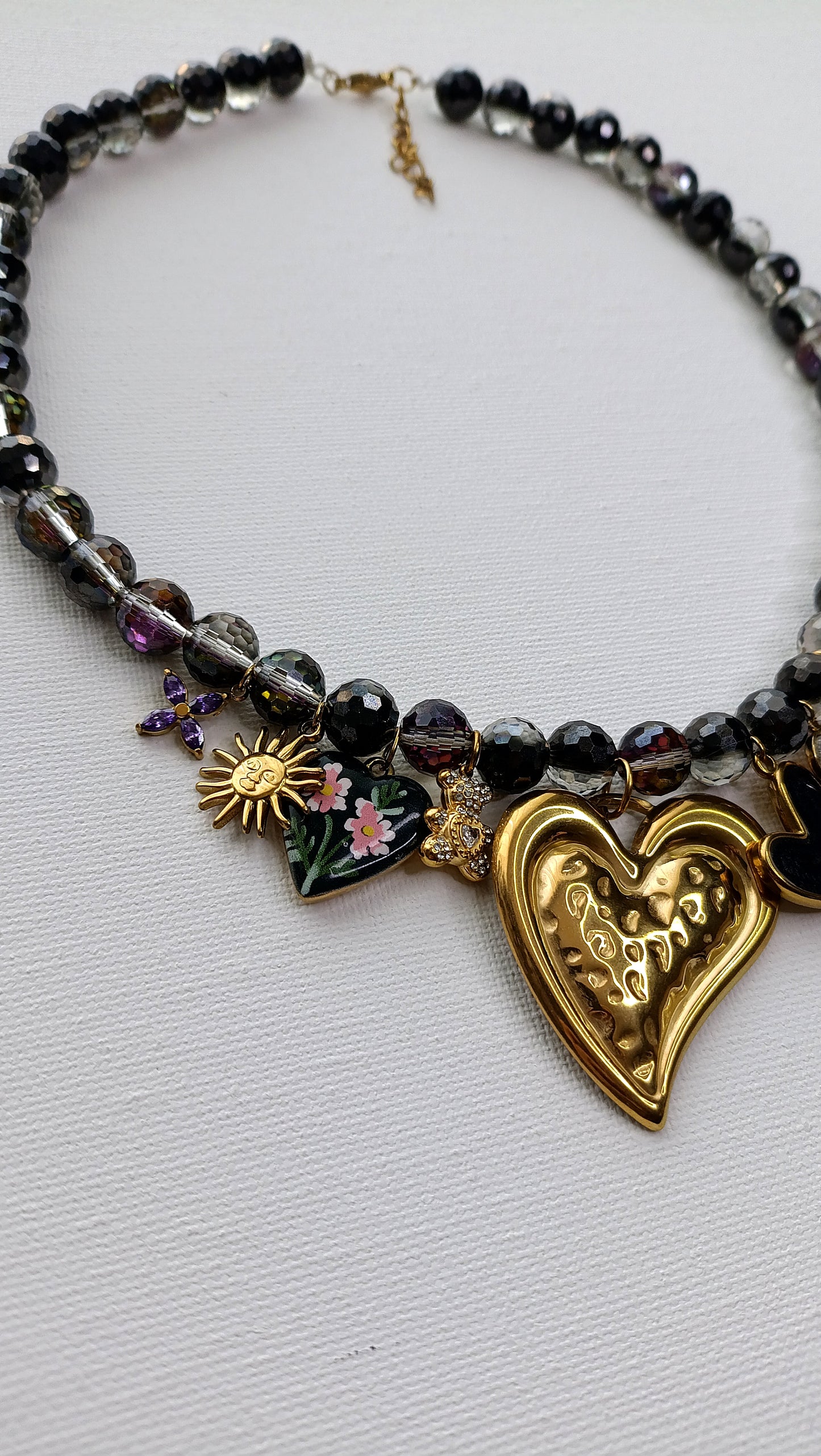 collier femme en perles noires, collier femme noir, bijoux femme noir, collier femme à breloques noir, collier charms noir, collier en perles noires femme, collier femme en perles noires, collier femme perles noires et chamrs, collier femme en perles noires et breloques, collier femme en perles noires et pendentifs, collier femme grosses perles noires et pendentifs