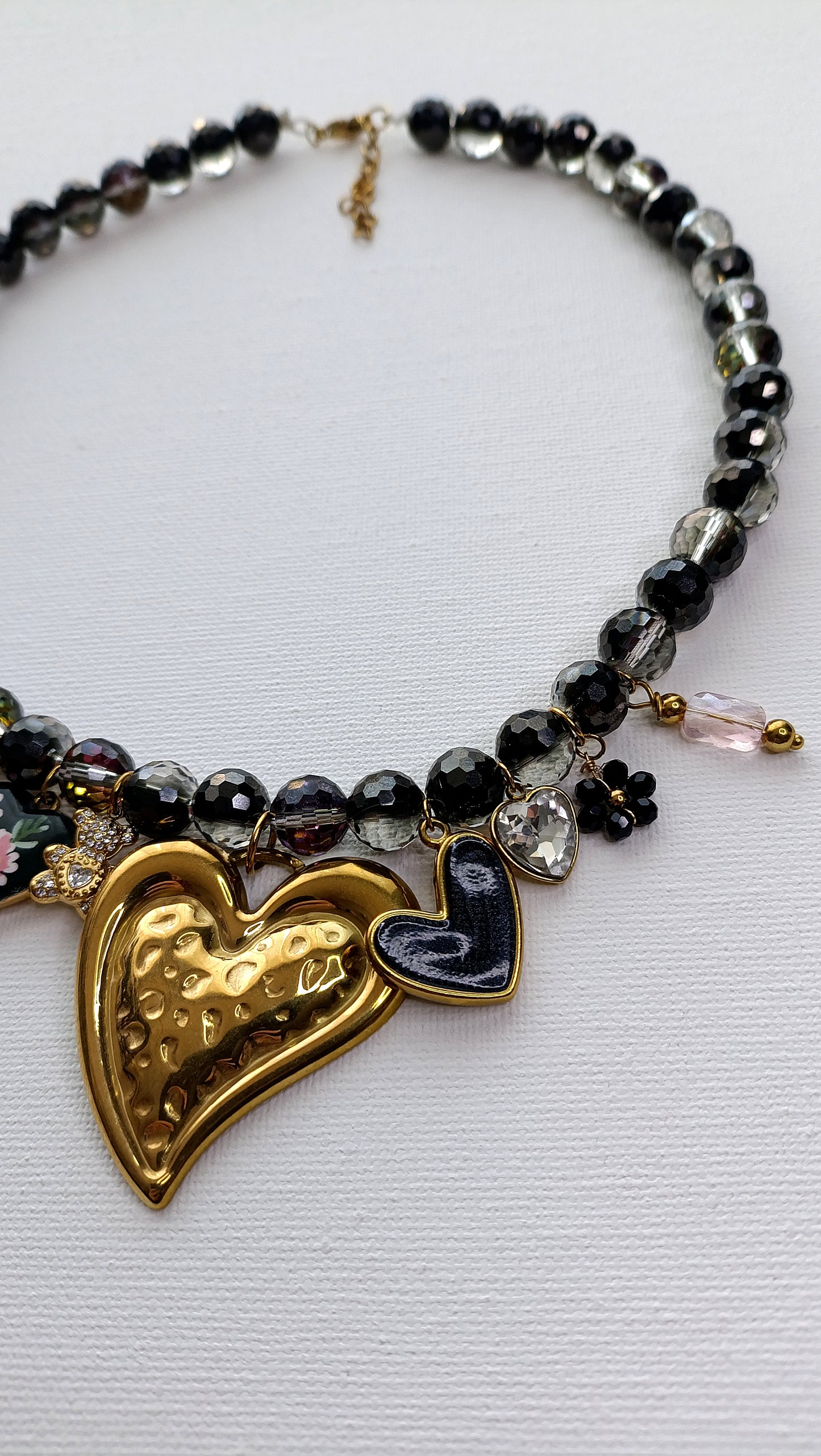 collier femme en perles noires, collier femme noir, bijoux femme noir, collier femme à breloques noir, collier charms noir, collier en perles noires femme, collier femme en perles noires, collier femme perles noires et chamrs, collier femme en perles noires et breloques, collier femme en perles noires et pendentifs, collier femme grosses perles noires et pendentifs