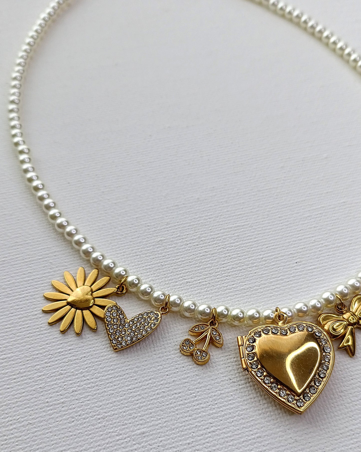 Collier Snow White / Création de collier, Acier inoxydable, perles de verre et breloques en acier