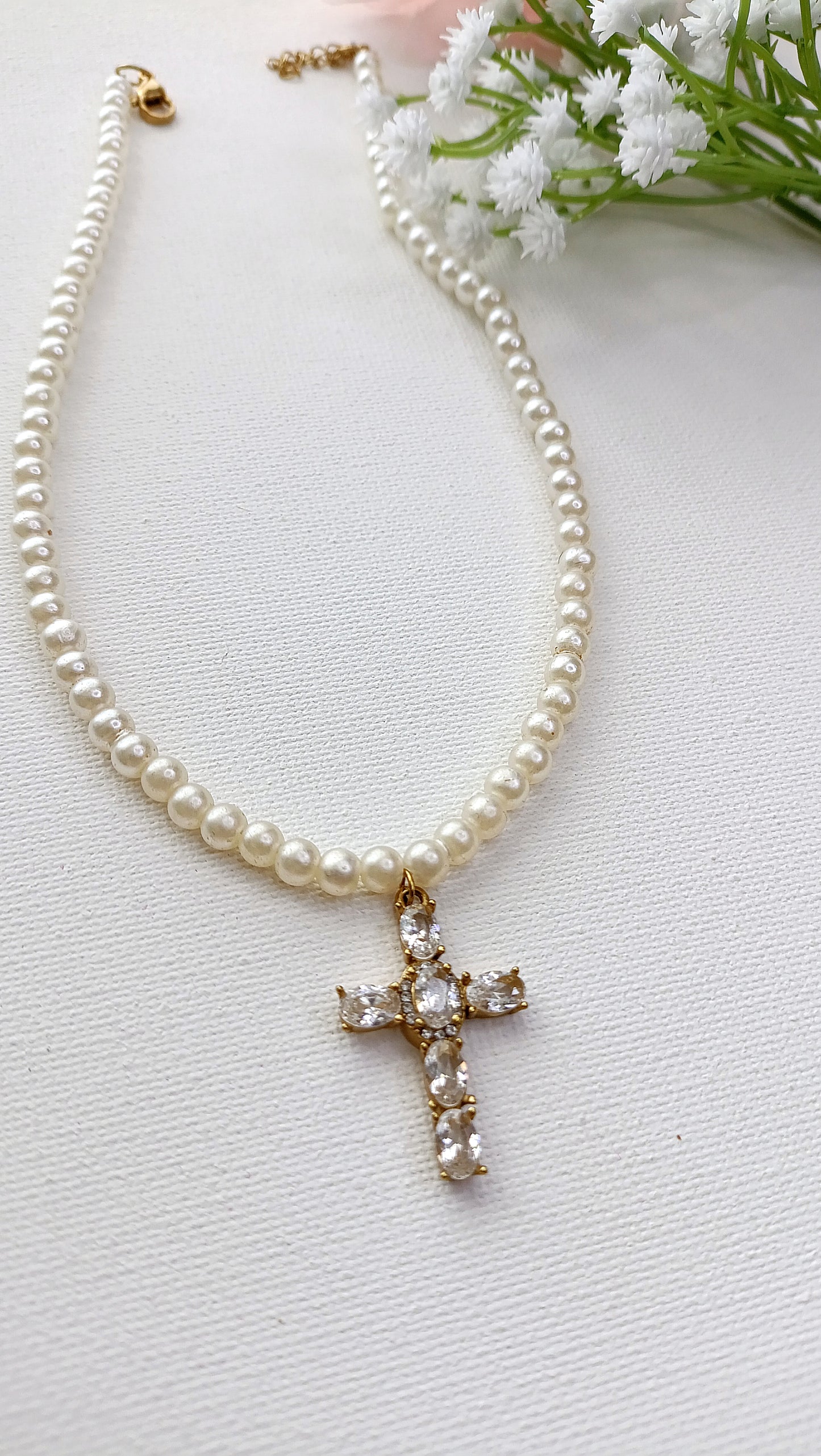 collier femme en perles et pendentif croix catholique, collier femme perles et croix, collier femme croix et perles, colliers femme avec une croix, bijoux catholiques, bijoux chrétiens, bijoux tendance pas cher, collier de perles et croix