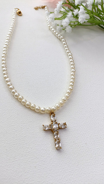 collier femme en perles et pendentif croix catholique, collier femme perles et croix, collier femme croix et perles, colliers femme avec une croix, bijoux catholiques, bijoux chrétiens, bijoux tendance pas cher, collier de perles et croix