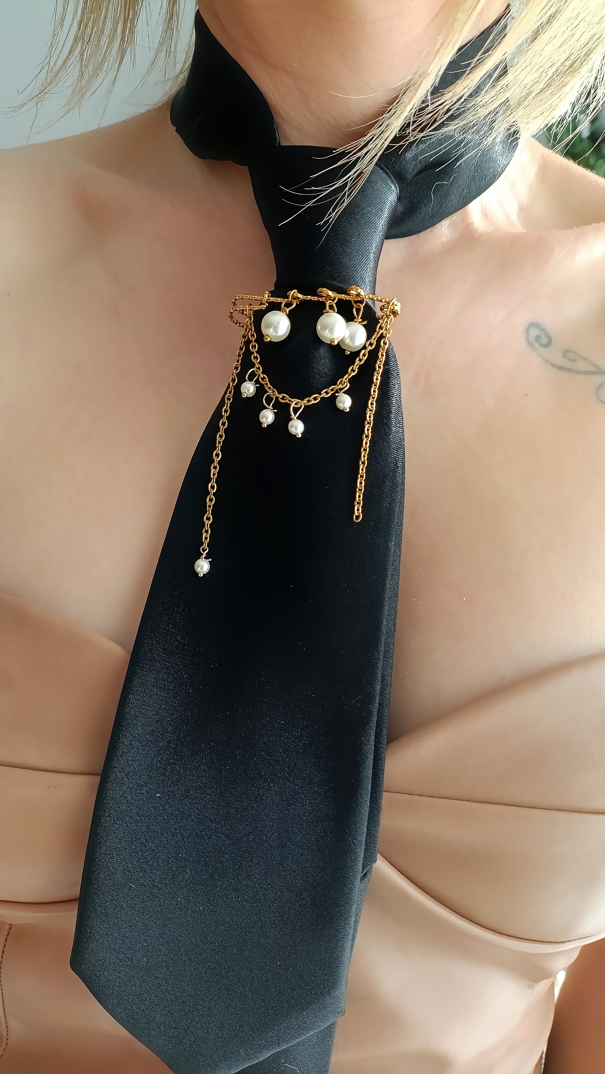 Broche femme en acier inoxydable et perles, broche femme en perles, broche femme à la mode, broche femme tendance, broche femme fantaisie, broche femme pas chère