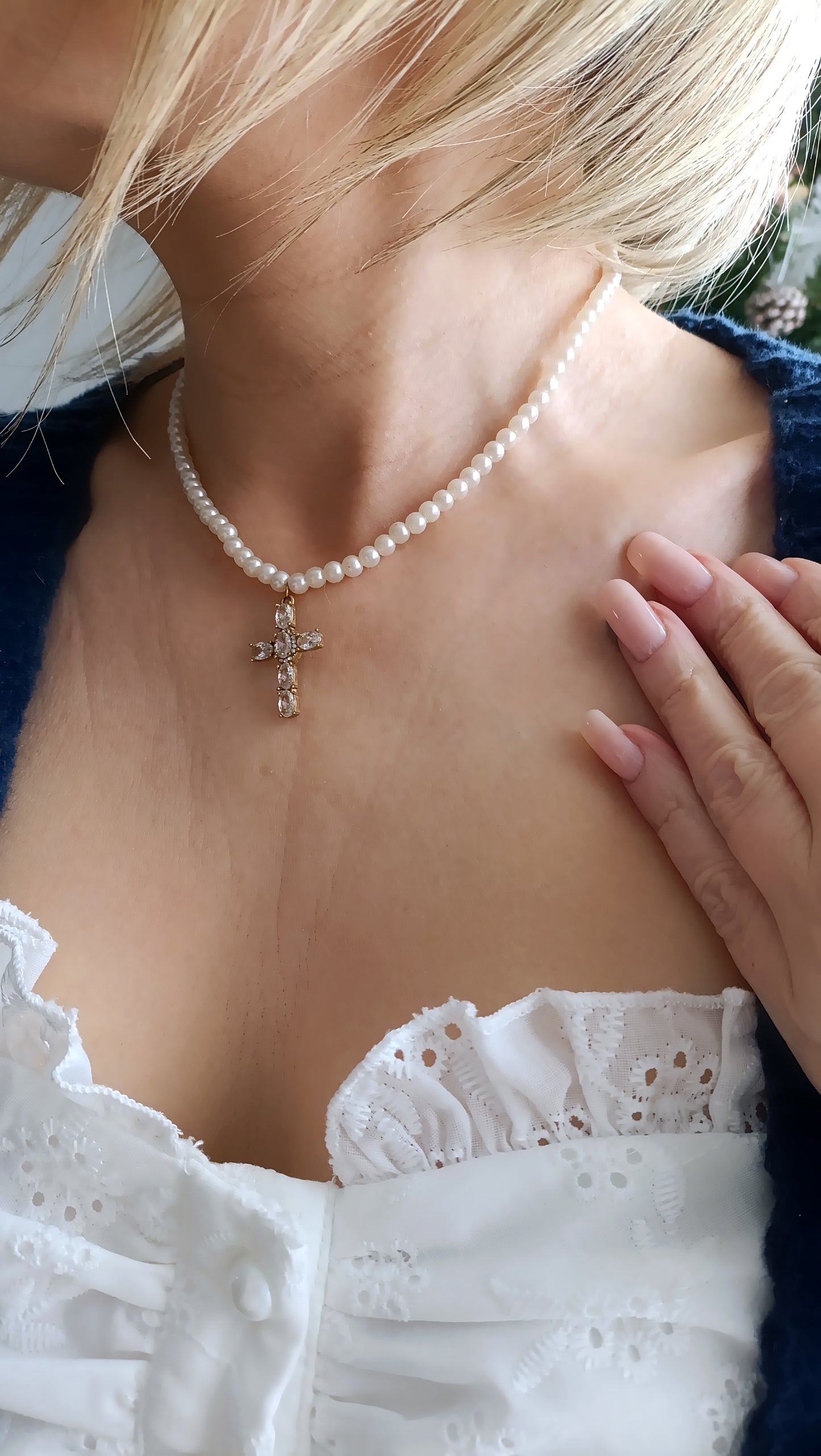 collier femme en perles et pendentif croix catholique, collier femme perles et croix, collier femme croix et perles, colliers femme avec une croix, bijoux catholiques, bijoux chrétiens, bijoux tendance pas cher, collier de perles et croix