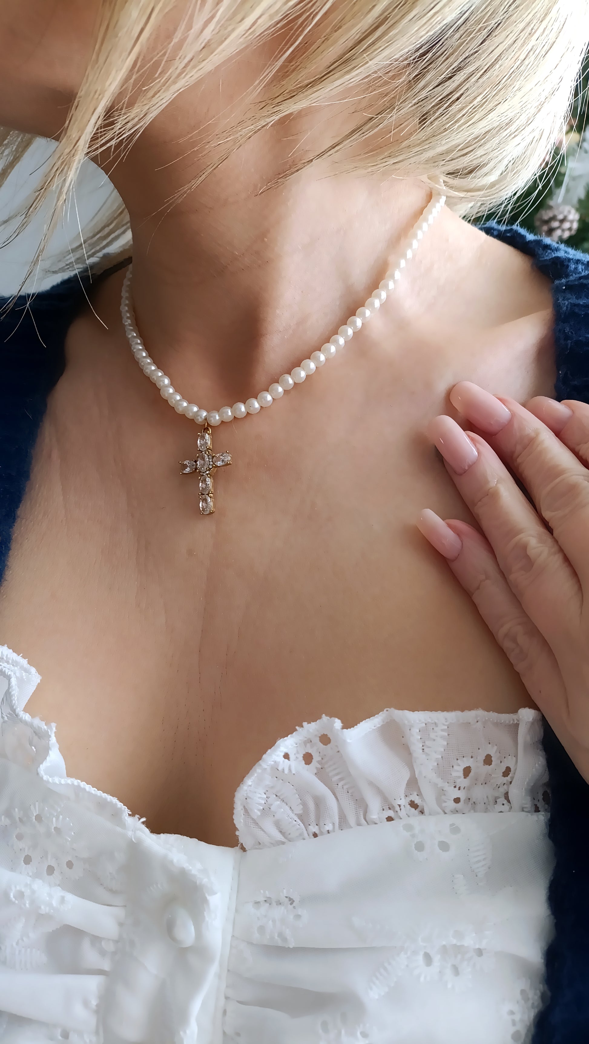 collier femme en perles et pendentif croix catholique, collier femme perles et croix, collier femme croix et perles, colliers femme avec une croix, bijoux catholiques, bijoux chrétiens, bijoux tendance pas cher, collier de perles et croix