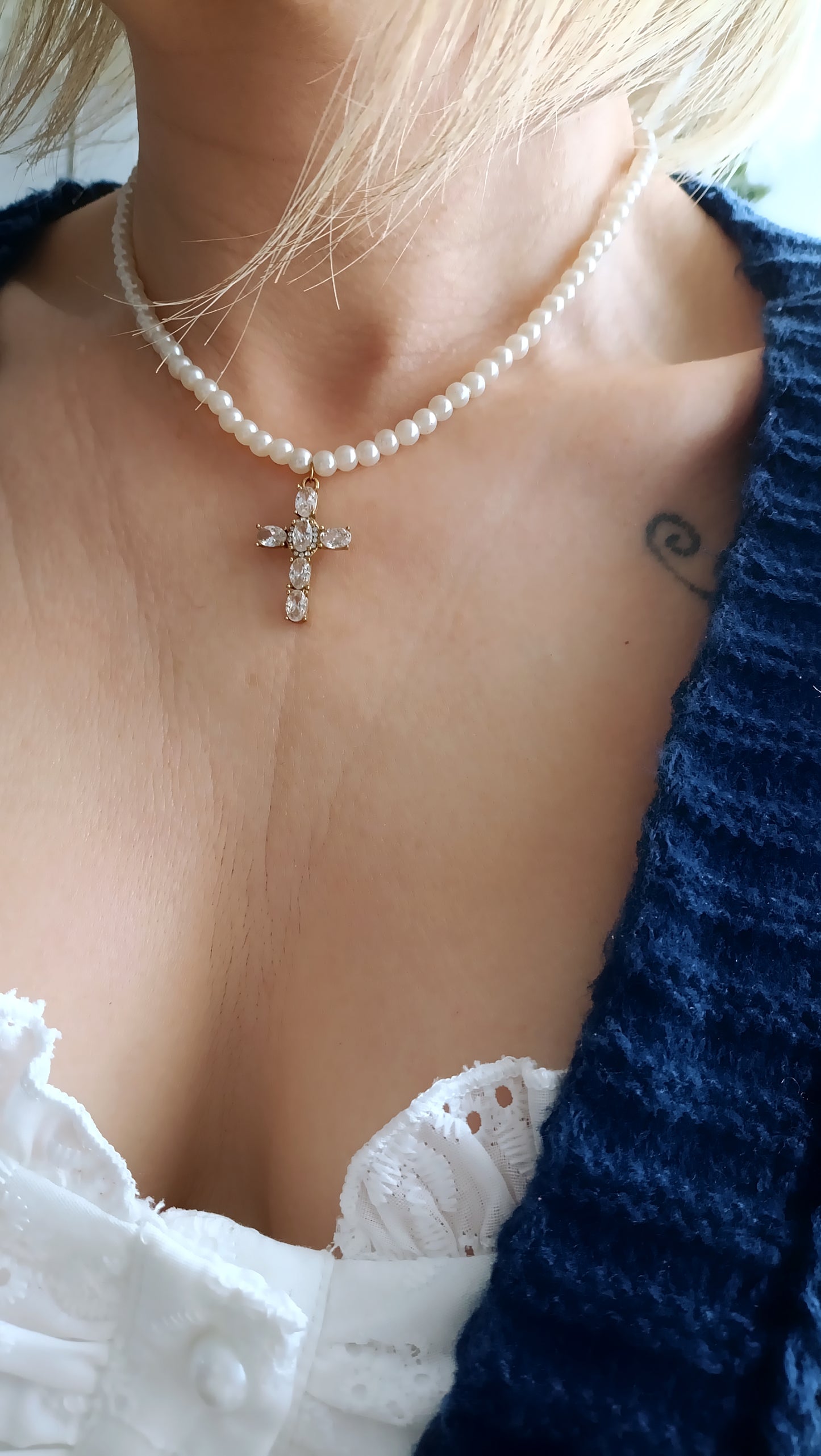 collier femme en perles et pendentif croix catholique, collier femme perles et croix, collier femme croix et perles, colliers femme avec une croix, bijoux catholiques, bijoux chrétiens, bijoux tendance pas cher, collier de perles et croix