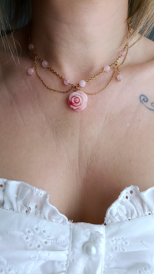 collier femme effet dentelle, collier femme quartz rose, collier femme grosse rose, collier femme à mailles entrelacées