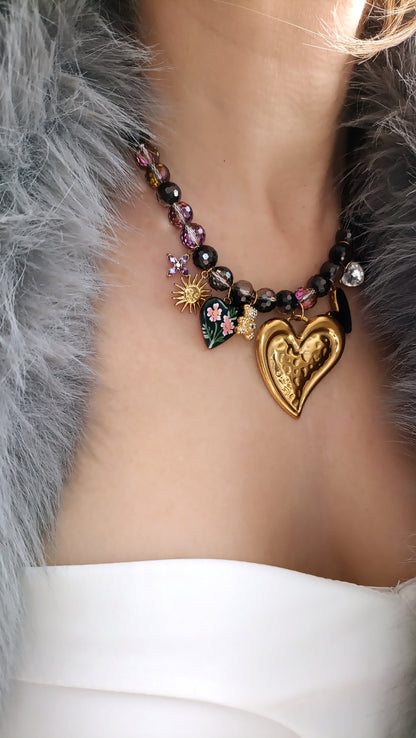 collier femme en perles noires, collier femme noir, bijoux femme noir, collier femme à breloques noir, collier charms noir, collier en perles noires femme, collier femme en perles noires, collier femme perles noires et chamrs, collier femme en perles noires et breloques, collier femme en perles noires et pendentifs, collier femme grosses perles noires et pendentifs