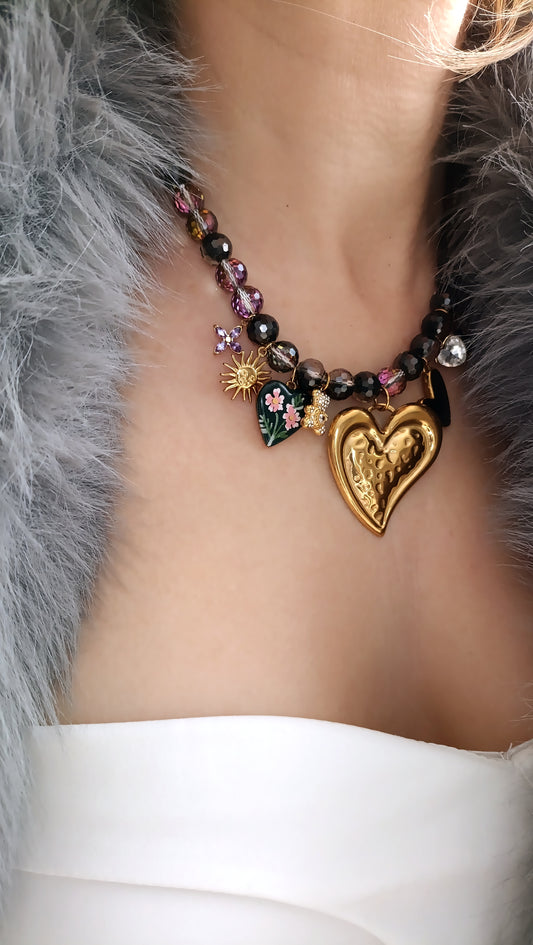 collier femme en perles noires, collier femme noir, bijoux femme noir, collier femme à breloques noir, collier charms noir, collier en perles noires femme, collier femme en perles noires, collier femme perles noires et chamrs, collier femme en perles noires et breloques, collier femme en perles noires et pendentifs