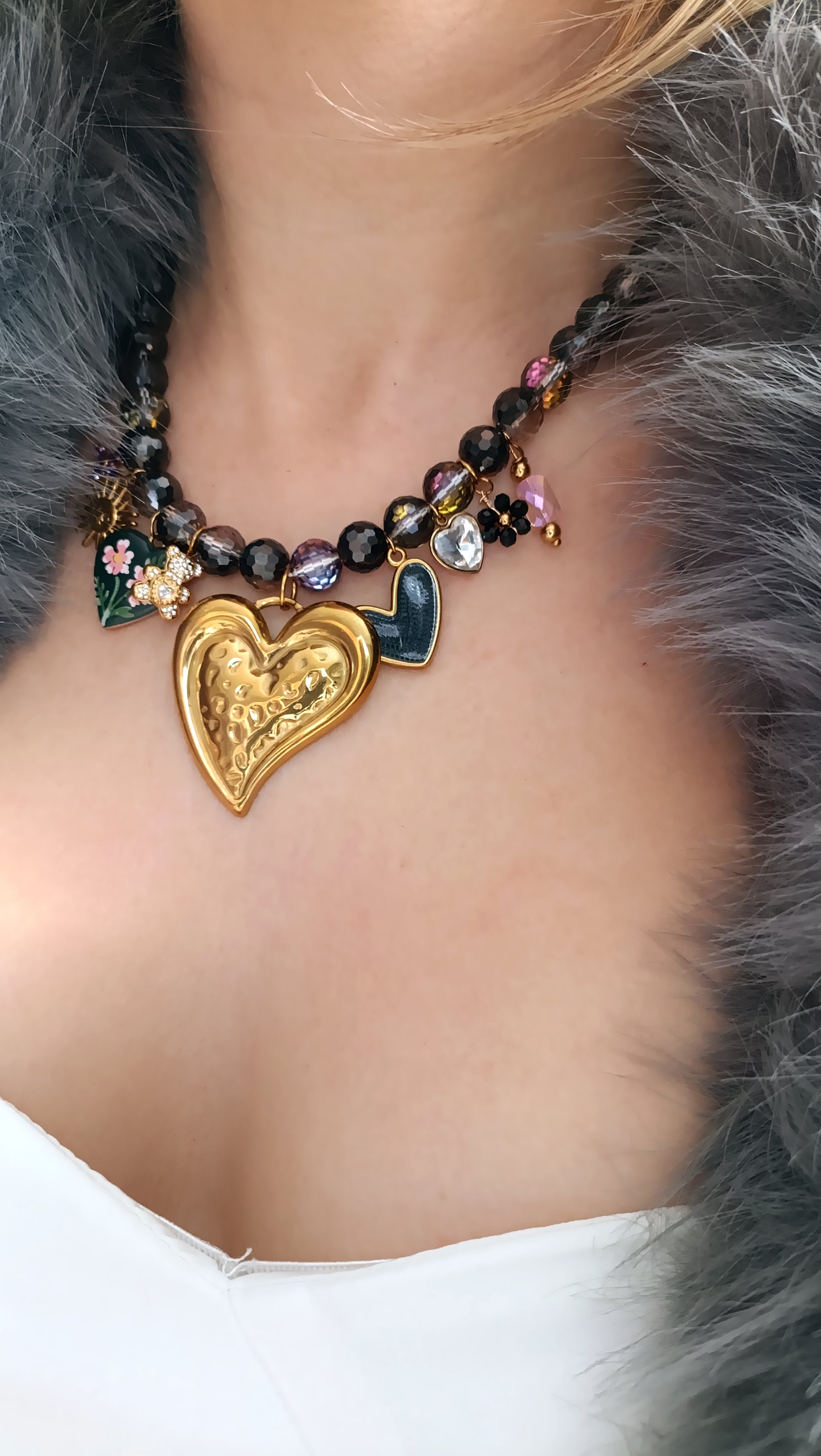 collier femme en perles noires, collier femme noir, bijoux femme noir, collier femme à breloques noir, collier charms noir, collier en perles noires femme, collier femme en perles noires, collier femme perles noires et chamrs, collier femme en perles noires et breloques, collier femme en perles noires et pendentifs, collier femme grosses perles noires et pendentifs