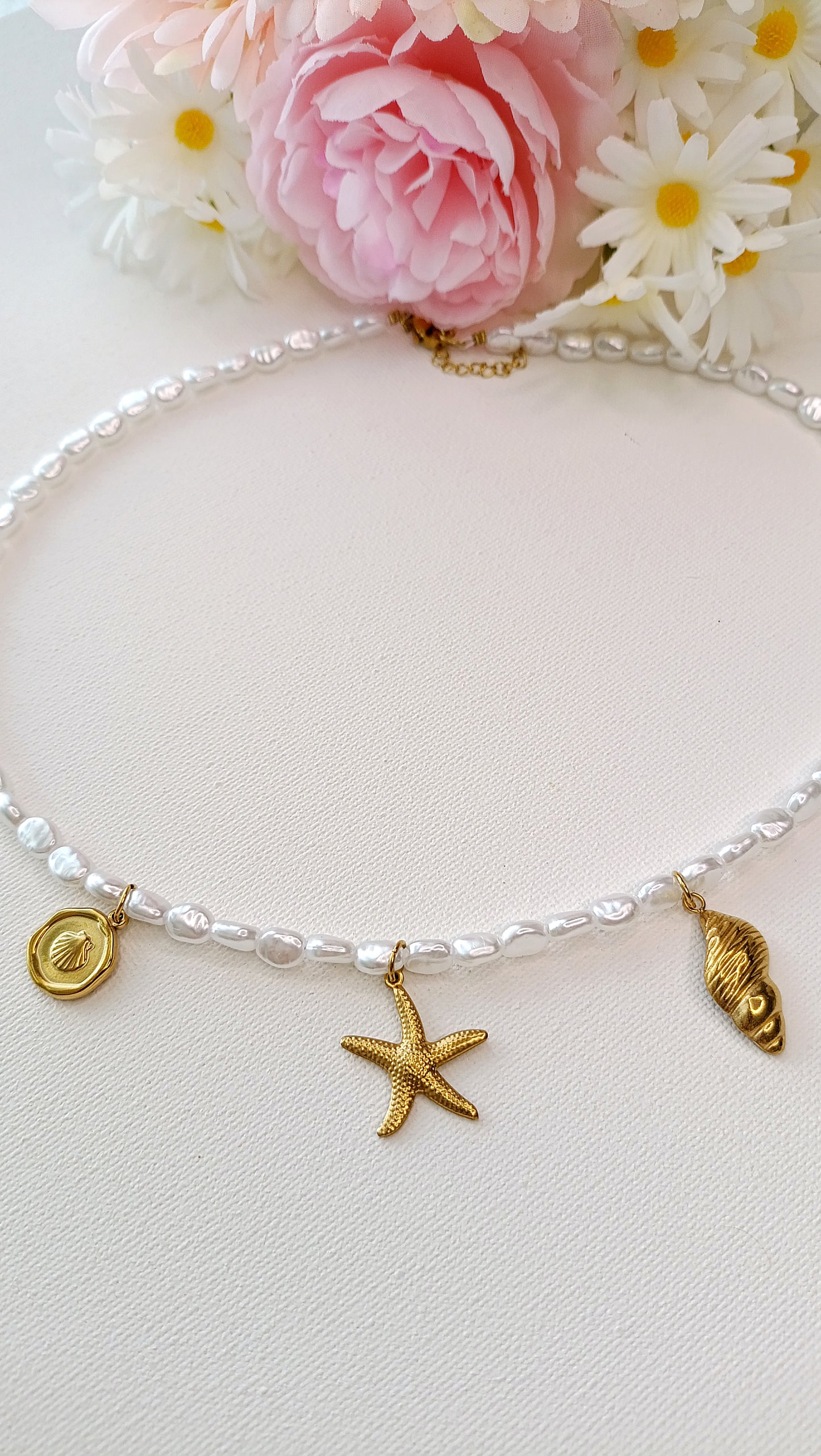 Collier femme en perles et pendentifs coquillage, collier femme coquillages pas cher, bijoux femme printemps été 2026 pas cher, bijoux femme printemps été 2026 originaux, collier femme pendentifs coquillage, collier femme en perles et pendentifs coquillages, collier femme en perles et charms coquillages