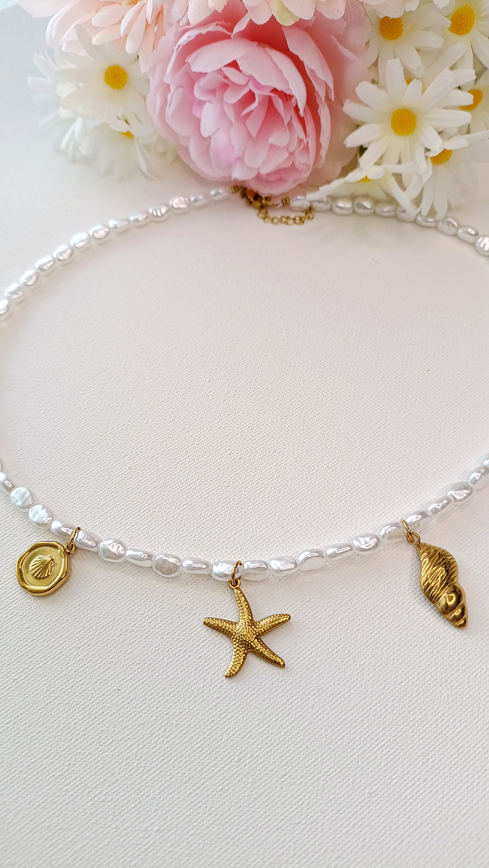 Collier femme en perles et pendentifs coquillage, collier femme coquillages pas cher, bijoux femme printemps été 2026 pas cher, bijoux femme printemps été 2026 originaux, collier femme pendentifs coquillage, collier femme en perles et pendentifs coquillages, collier femme en perles et charms coquillages