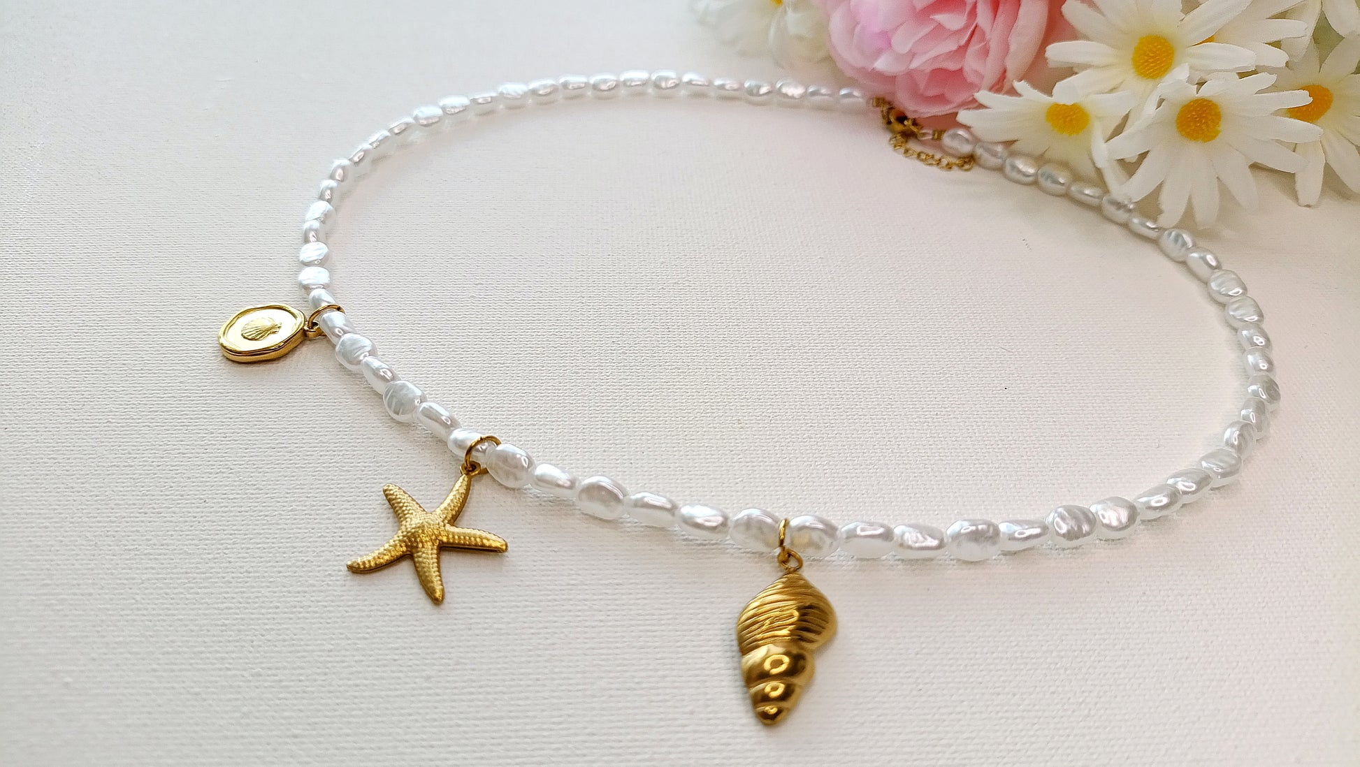 Collier femme en perles et pendentifs coquillage, collier femme coquillages pas cher, bijoux femme printemps été 2026 pas cher, bijoux femme printemps été 2026 originaux, collier femme pendentifs coquillage, collier femme en perles et pendentifs coquillages, collier femme en perles et charms coquillages