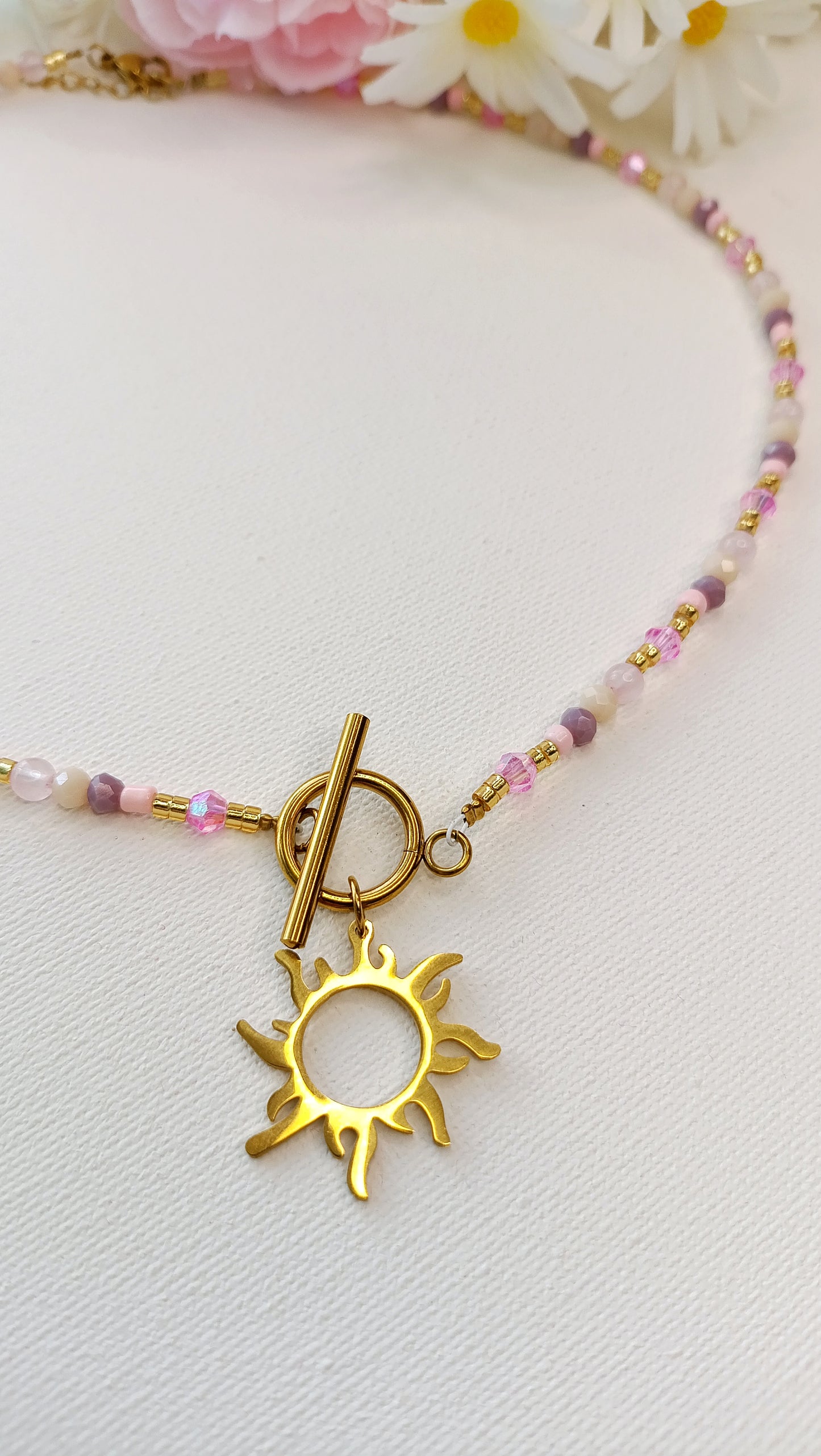 collier femme en perles roses pendentif soleil, collier en perles de créateur, collier femme printemps été 2026, collier femme original français, collier femme fait en france, collier femme en perles fines rose, collier femme en perles avec pendentif soleil original, collier femme fantaisie en perles