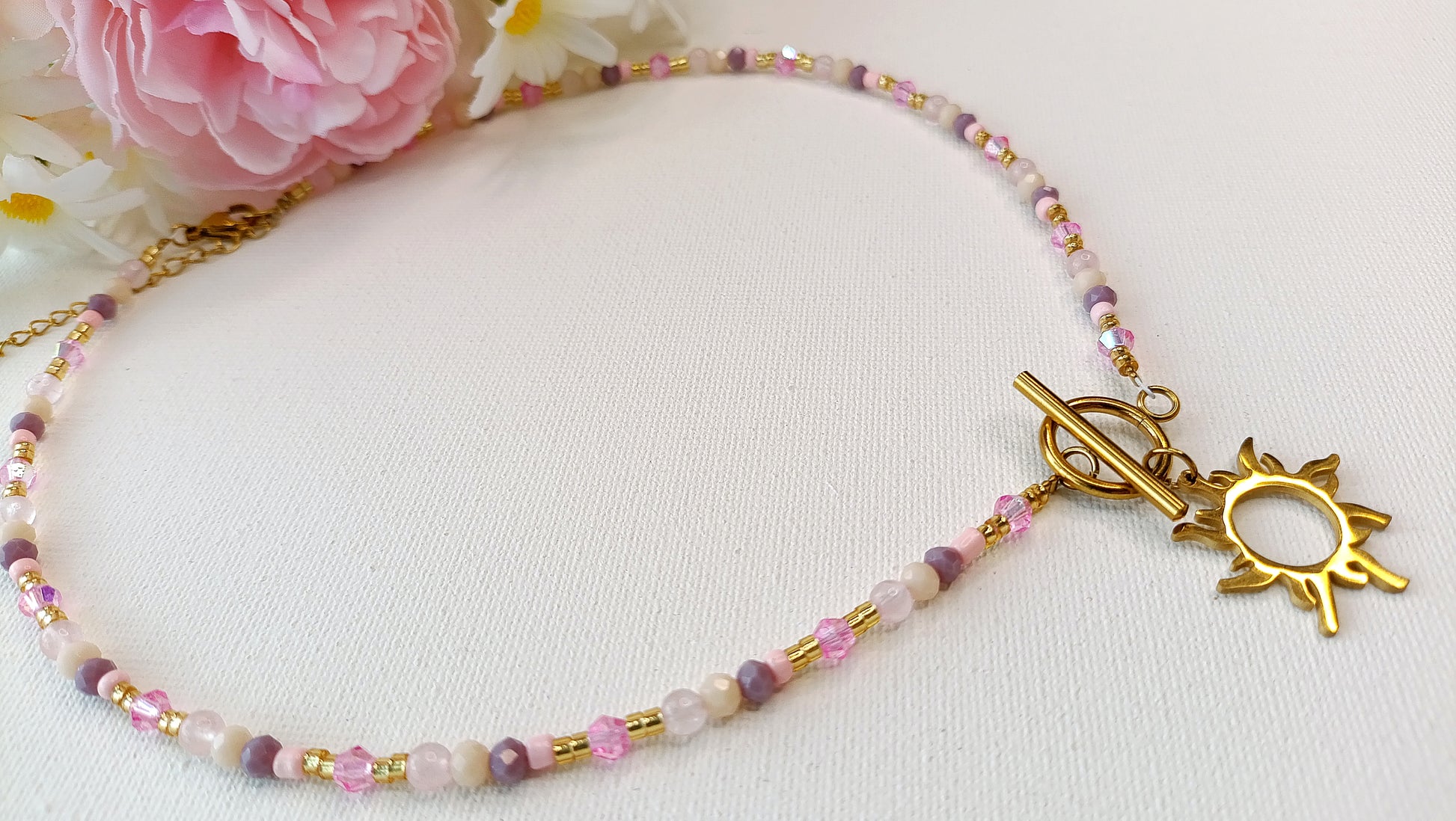 collier femme en perles roses pendentif soleil, collier en perles de créateur, collier femme printemps été 2026, collier femme original français, collier femme fait en france, collier femme en perles fines rose, collier femme en perles avec pendentif soleil original, collier femme fantaisie en perles