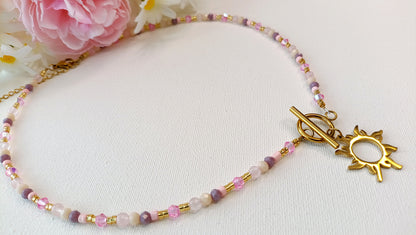 collier femme en perles roses pendentif soleil, collier en perles de créateur, collier femme printemps été 2026, collier femme original français, collier femme fait en france, collier femme en perles fines rose, collier femme en perles avec pendentif soleil original, collier femme fantaisie en perles