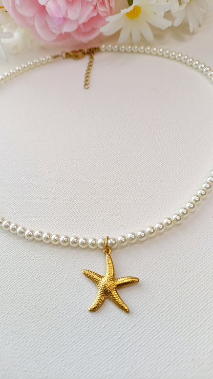 collier femme en perles blanches et pendentif étoile de mer, collier perles et étoile de mer, collier femme printemps été 2026, collier femme perles pas cher; collier de créateur français, collier perles nacrées et étoile de mer, collier été 2026 pas cher, bijoux printemps été 2026 pas cher, bijoux printemps été 2026 originaux