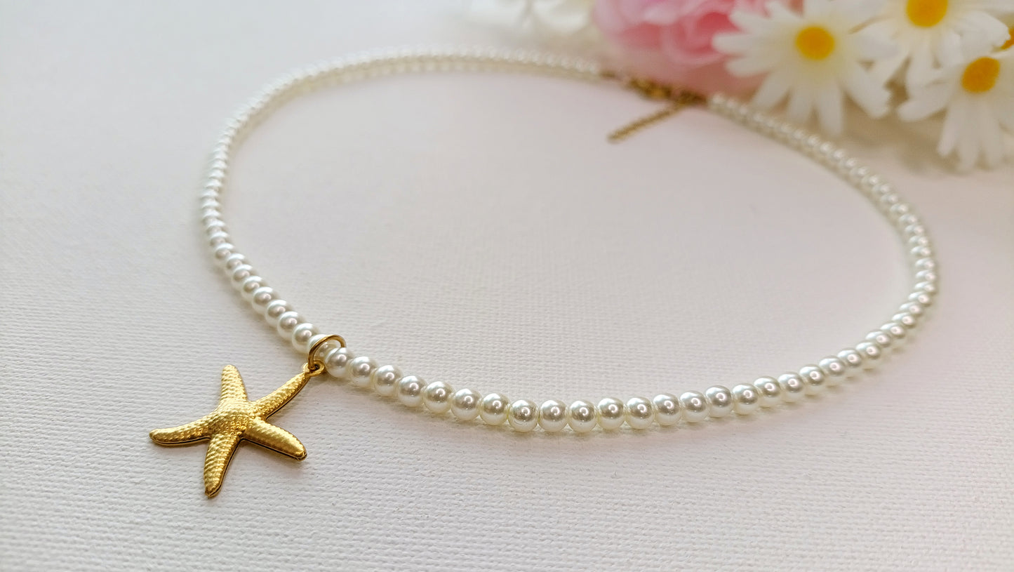 collier femme en perles blanches et pendentif étoile de mer, collier perles et étoile de mer, collier femme printemps été 2026, collier femme perles pas cher; collier de créateur français, collier perles nacrées et étoile de mer, collier été 2026 pas cher, bijoux printemps été 2026 pas cher, bijoux printemps été 2026 originaux