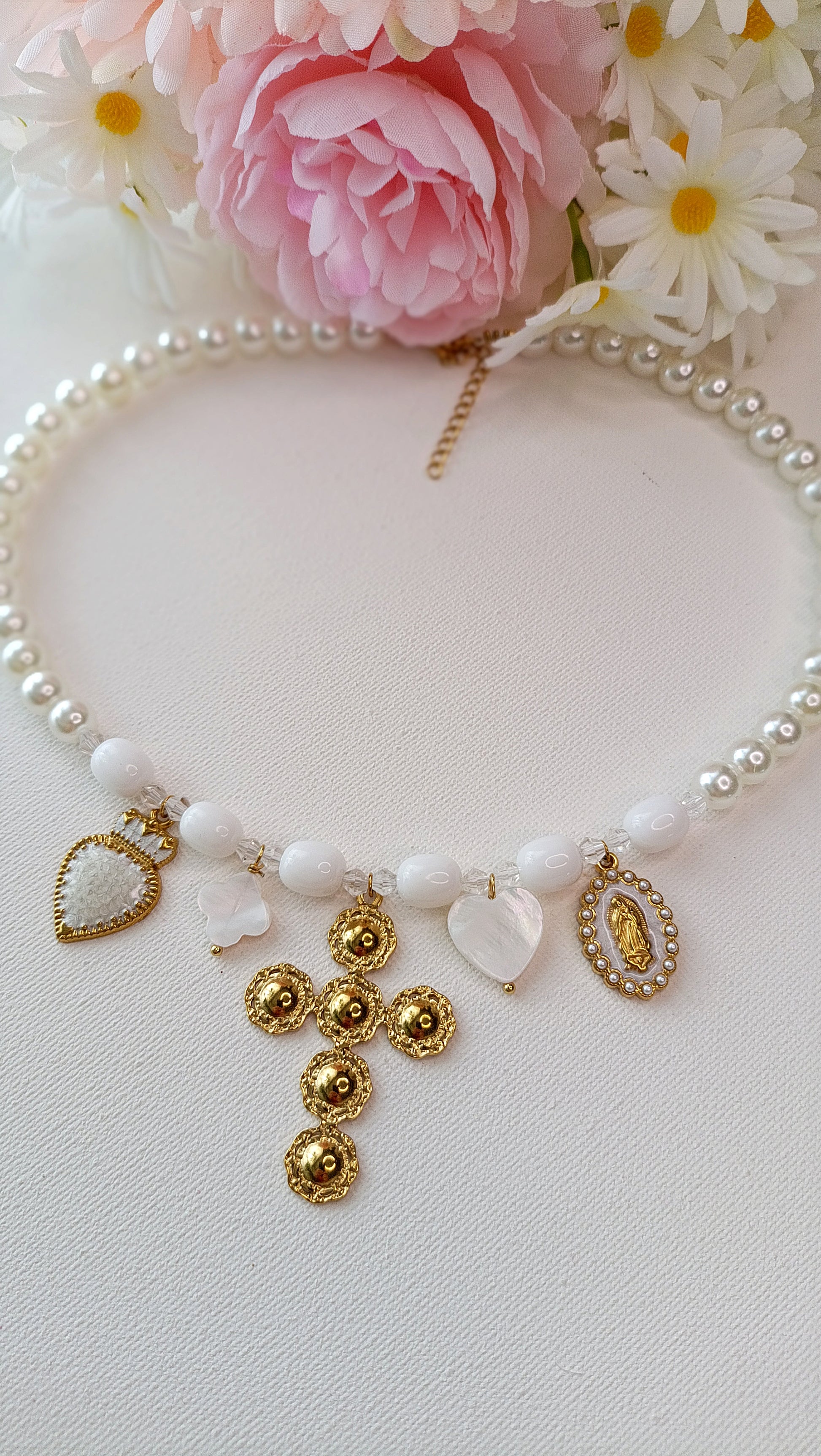 site de bijoux français, collier à breloques blanc, collier à charms blanc, collier à pendentifs blancs, collier en perles et breloques blanc pas cher, site de colliers à breloques pas cher, site de collier à charms pas cher, collier femme en perles blanches et breloques, collier femme printemps été 2026, collier à grosses perles blanches et breloques