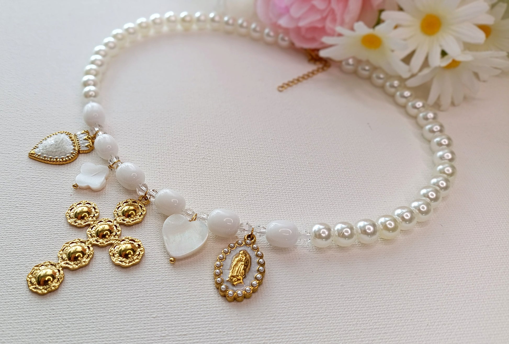 site de bijoux français, collier à breloques blanc, collier à charms blanc, collier à pendentifs blancs, collier en perles et breloques blanc pas cher, site de colliers à breloques pas cher, site de collier à charms pas cher, collier femme en perles blanches et breloques, collier femme printemps été 2026, collier à grosses perles blanches et breloques