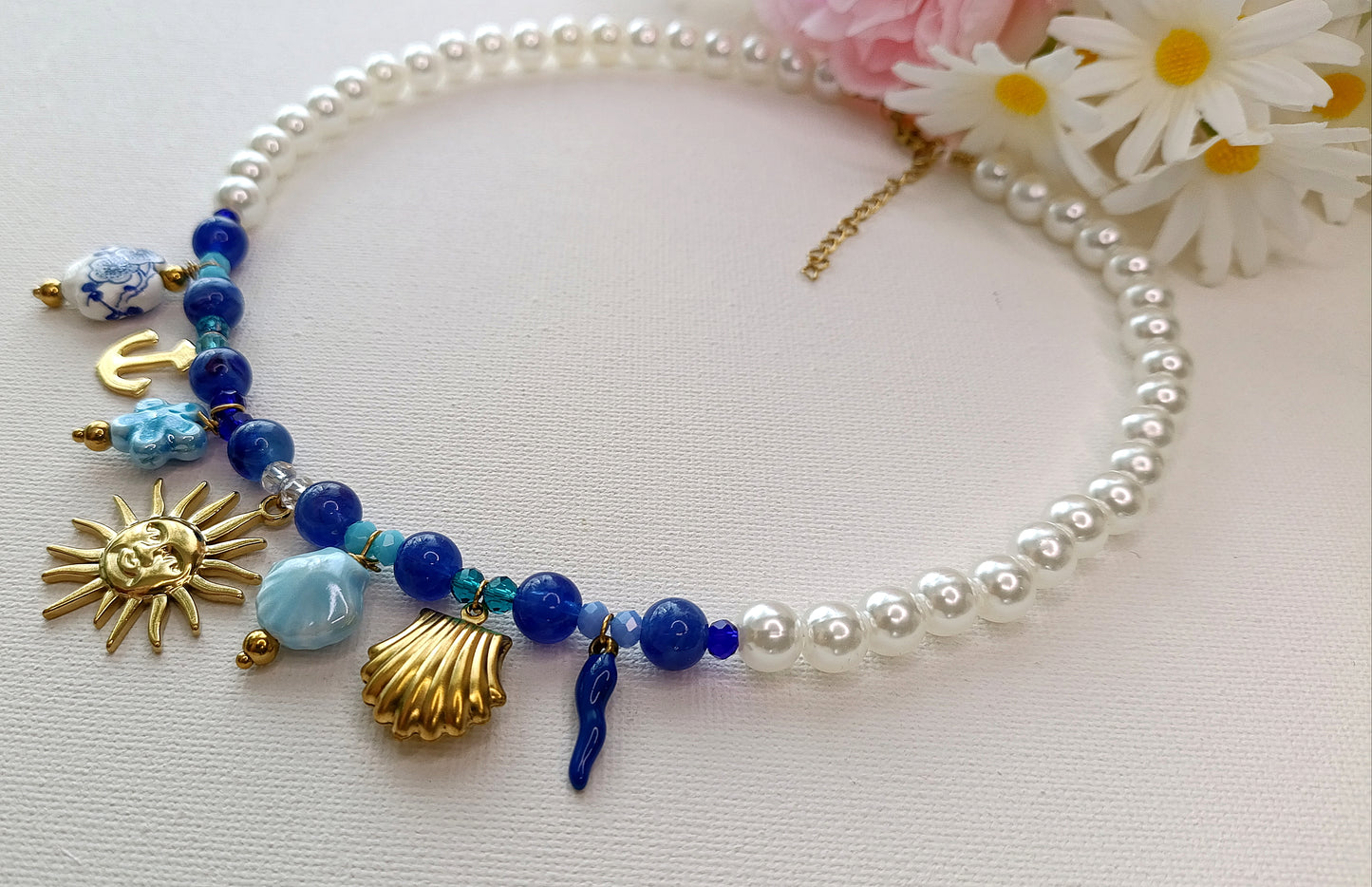 site de bijoux français, collier à breloques bleu, collier à charms bleu, collier à pendentif bleu, collier en perles bleues et breloques bleu pas cher, site de colliers à breloques pas cher, site de collier à charms pas cher, collier femme en perles bleu et breloques, bijoux printemps été 2026, site de bijoux français pas chers, bijoux été 2026 pas cher, collier acier femme frnataisie, site de bijoux en acier pas cher, ite de bijoux tendance pas chers français