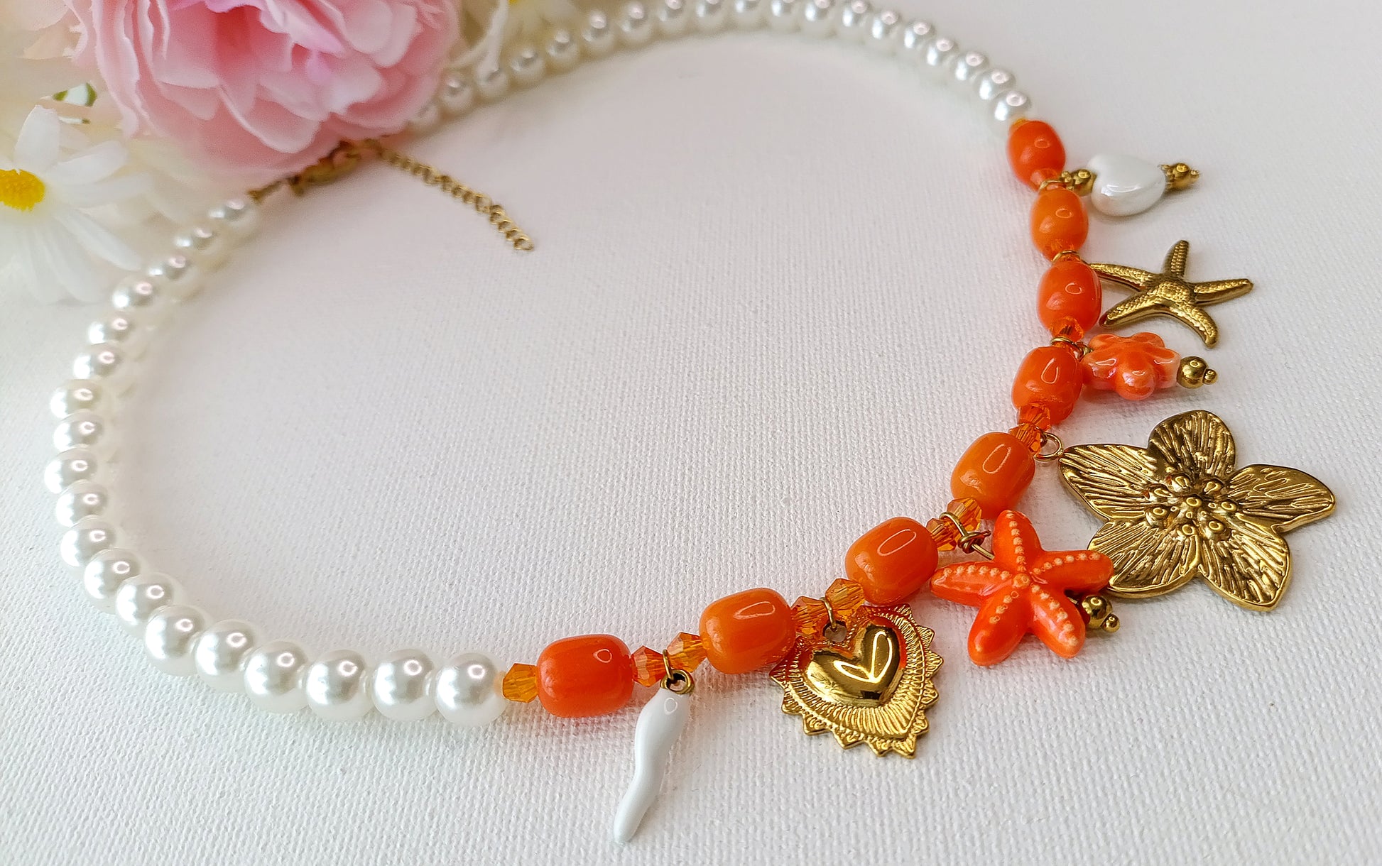 site de bijoux français, collier à breloques en perles oranges, collier à charms orange, collier à pendentifs oranges, collier en perles et breloques oranges pas cher, site de colliers à breloques pas cher, site de collier à charms pas cher, collier femme en perles oranges et breloques, collier femme printemps été 2026, collier été 2026 pas chers, site de bijoux femme en acier français âs chers, site de bijoux acier pas chers