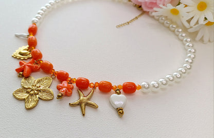 site de bijoux français, collier à breloques en perles oranges, collier à charms orange, collier à pendentifs oranges, collier en perles et breloques oranges pas cher, site de colliers à breloques pas cher, site de collier à charms pas cher, collier femme en perles oranges et breloques, collier femme printemps été 2026, collier été 2026 pas chers, site de bijoux femme en acier français âs chers, site de bijoux acier pas chers