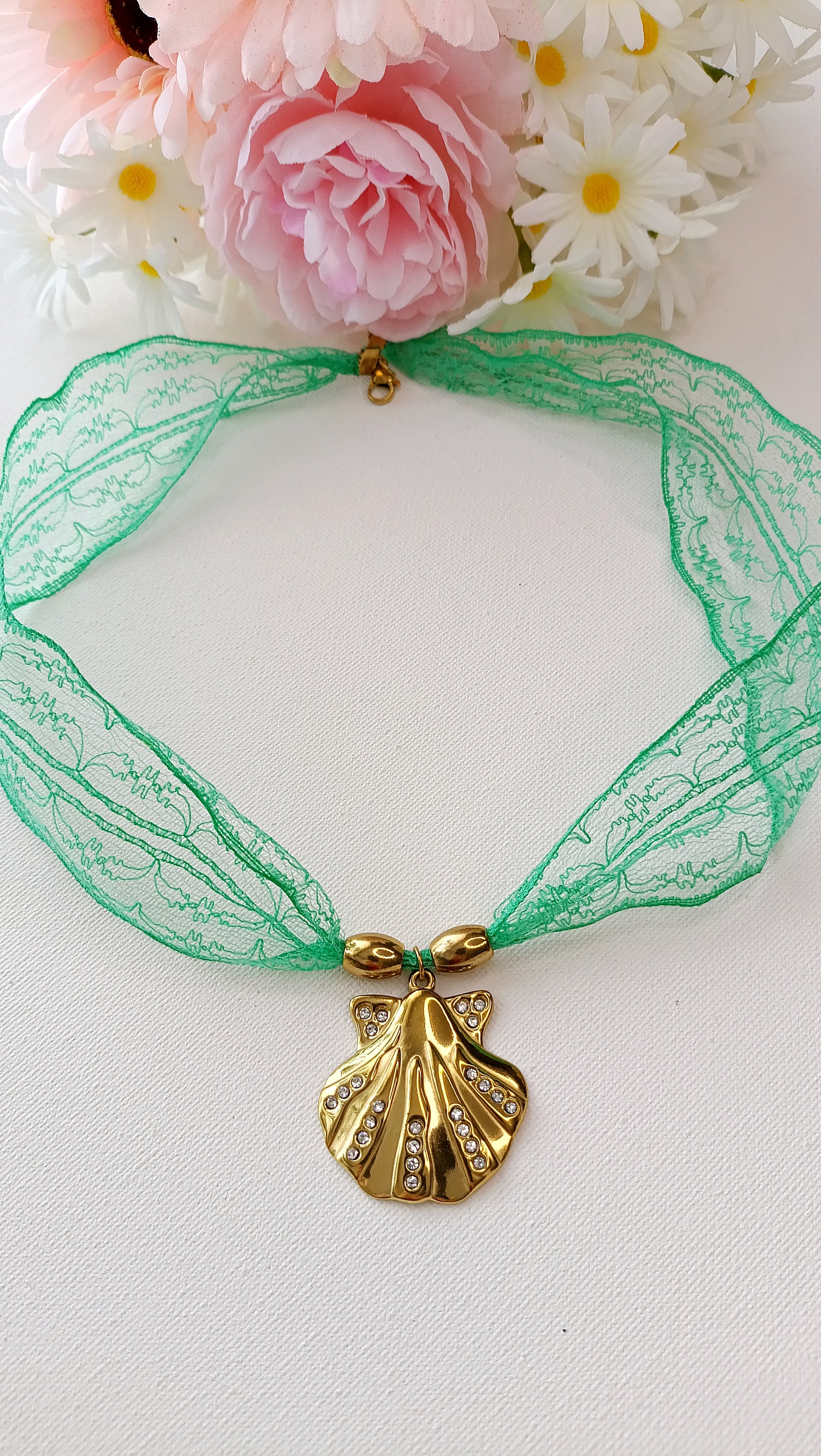 Collier femme en dentelle verte, collier en dentelle verte et pendentif, bijoux femme en dentelle de couleur, bijoux femme en dentelle pas cher, bijoux femme en dentelle originaux, bijoux femme en dentelle fantaisie, site de bijoux femme en dentelle