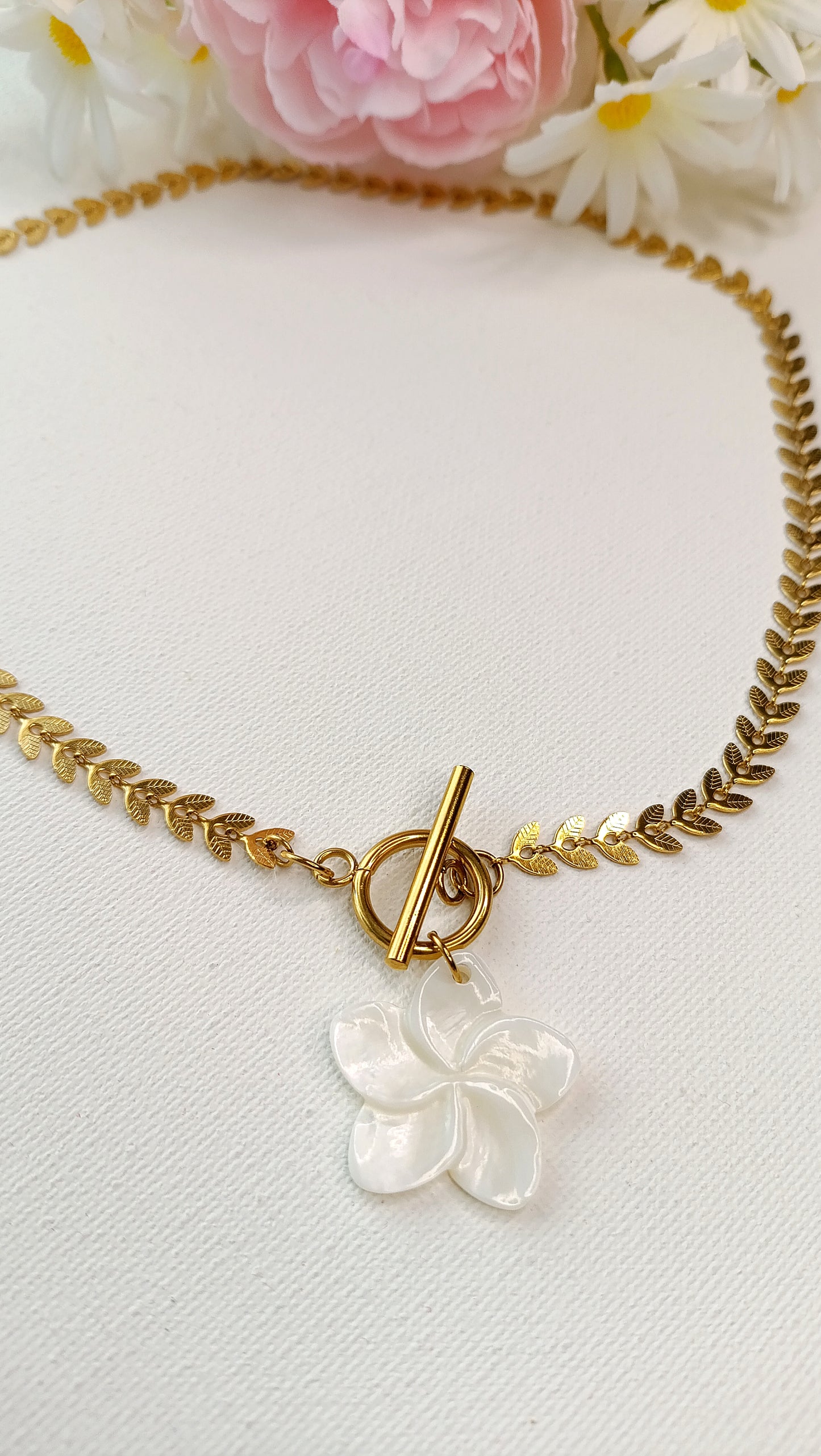 collier femme maille épi et pendentif fleur en nacre, bijoux femme printemps été 2026, collier femme en nacre, collier femme fleur en nacre blanc, site de bijoux français pas cher, site d ebijoux acier pas chers, site de bijoux acier fiable, site de bijoux acier de qualité, meilleur site de bijoux acier, site de bijoux acier inoxydable pas cher, site de bijoux acier inoxydable originaux, bijoux français pas cher, site de bijoux français pas chers