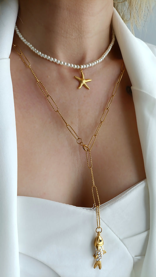collier femme en perles blanches et pendentif étoile de mer, collier perles et étoile de mer, collier femme printemps été 2026, collier femme perles pas cher; collier de créateur français, collier perles nacrées et étoile de mer, collier été 2026 pas cher, bijoux printemps été 2026 pas cher, bijoux printemps été 2026 originaux