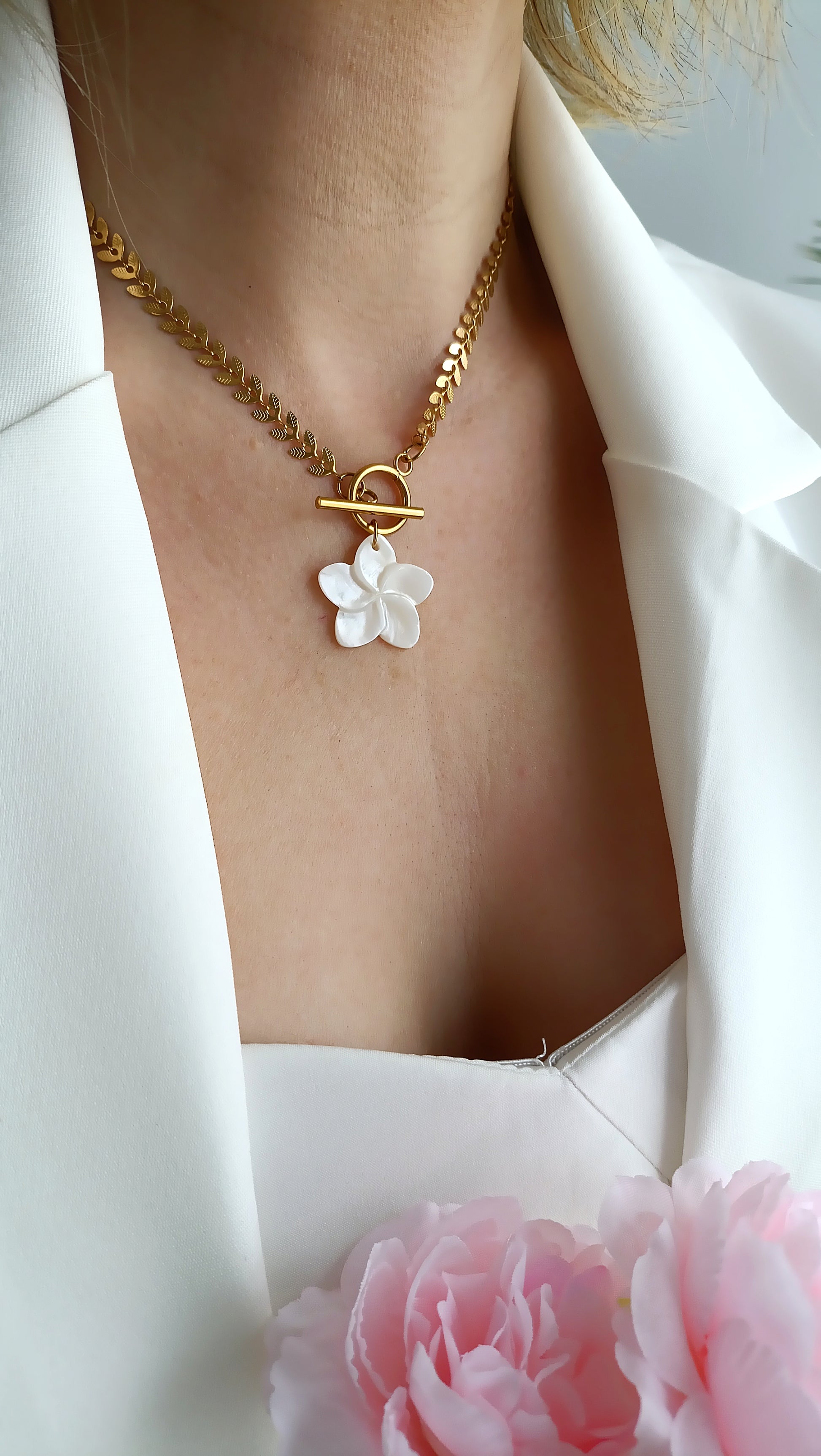 collier femme maille épi et pendentif fleur en nacre, bijoux femme printemps été 2026, collier femme en nacre, collier femme fleur en nacre blanc, site de bijoux français pas cher, site d ebijoux acier pas chers, site de bijoux acier fiable, site de bijoux acier de qualité, meilleur site de bijoux acier, site de bijoux acier inoxydable pas cher, site de bijoux acier inoxydable originaux, bijoux français pas cher, site de bijoux français pas chers