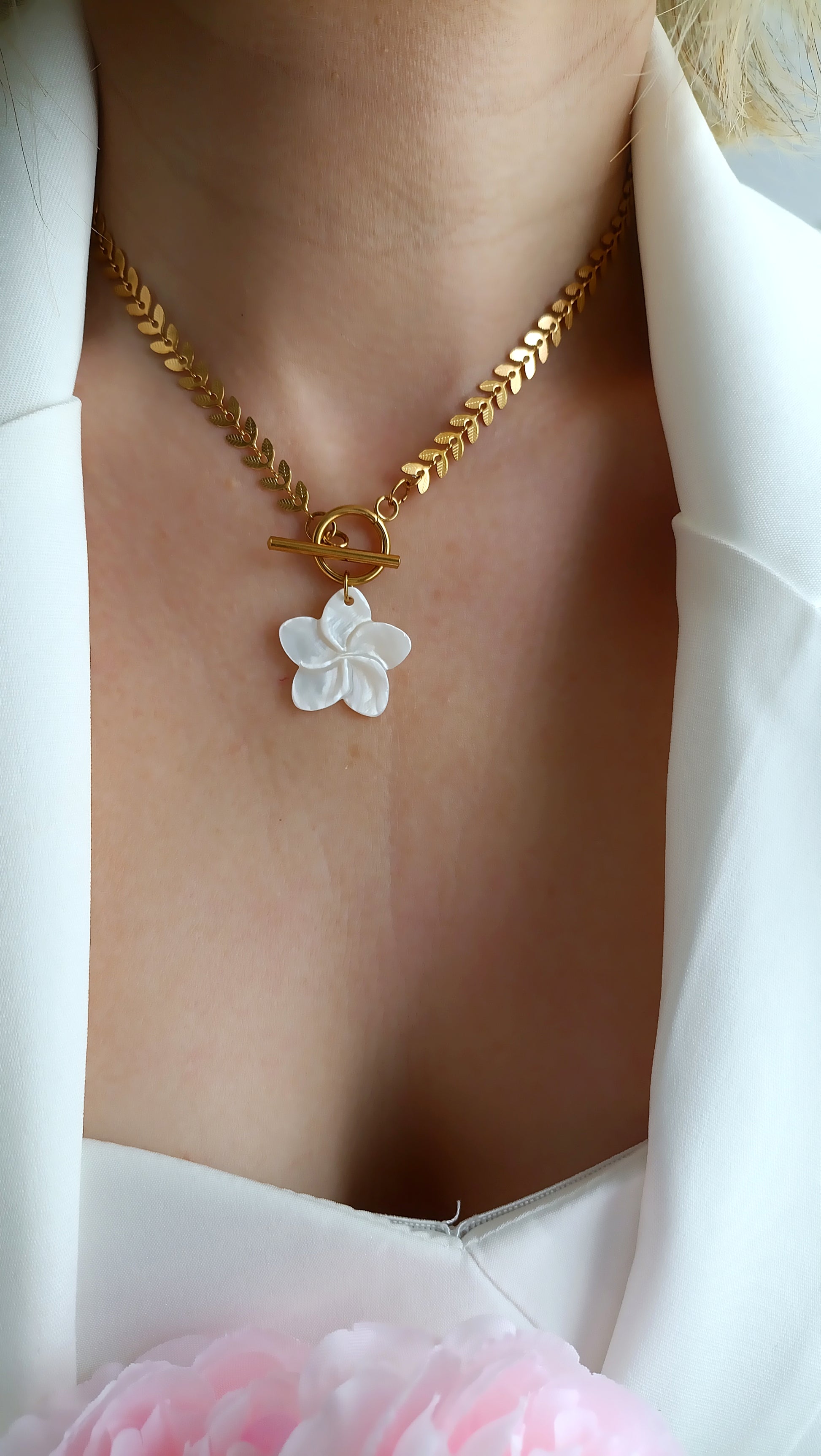 collier femme maille épi et pendentif fleur en nacre, bijoux femme printemps été 2026, collier femme en nacre, collier femme fleur en nacre blanc, site de bijoux français pas cher, site d ebijoux acier pas chers, site de bijoux acier fiable, site de bijoux acier de qualité, meilleur site de bijoux acier, site de bijoux acier inoxydable pas cher, site de bijoux acier inoxydable originaux, bijoux français pas cher, site de bijoux français pas chers