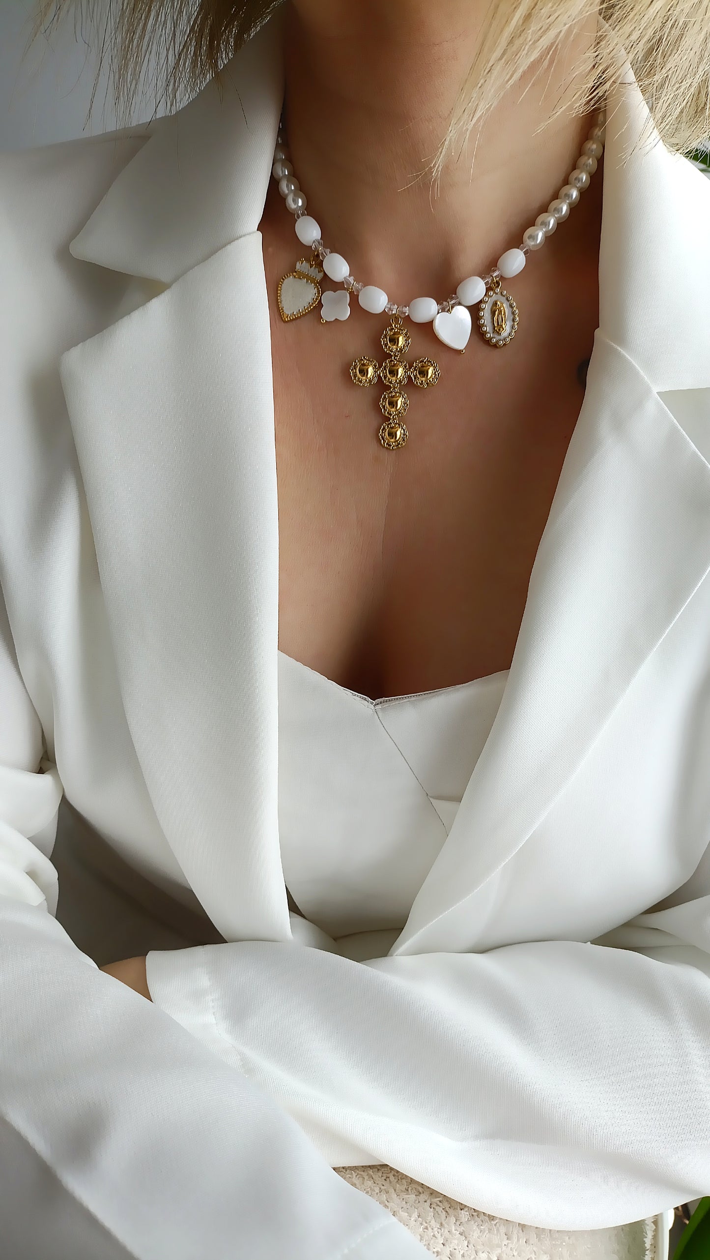 site de bijoux français, collier à breloques blanc, collier à charms blanc, collier à pendentifs blancs, collier en perles et breloques blanc pas cher, site de colliers à breloques pas cher, site de collier à charms pas cher, collier femme en perles blanches et breloques, collier femme printemps été 2026, collier à grosses perles blanches et breloques