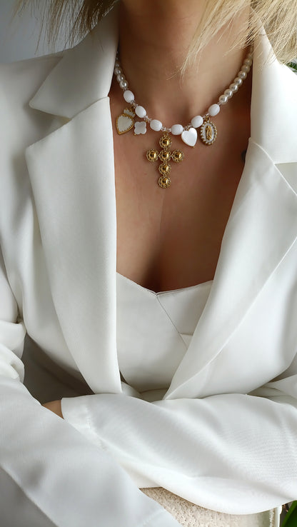 site de bijoux français, collier à breloques blanc, collier à charms blanc, collier à pendentifs blancs, collier en perles et breloques blanc pas cher, site de colliers à breloques pas cher, site de collier à charms pas cher, collier femme en perles blanches et breloques, collier femme printemps été 2026, collier à grosses perles blanches et breloques