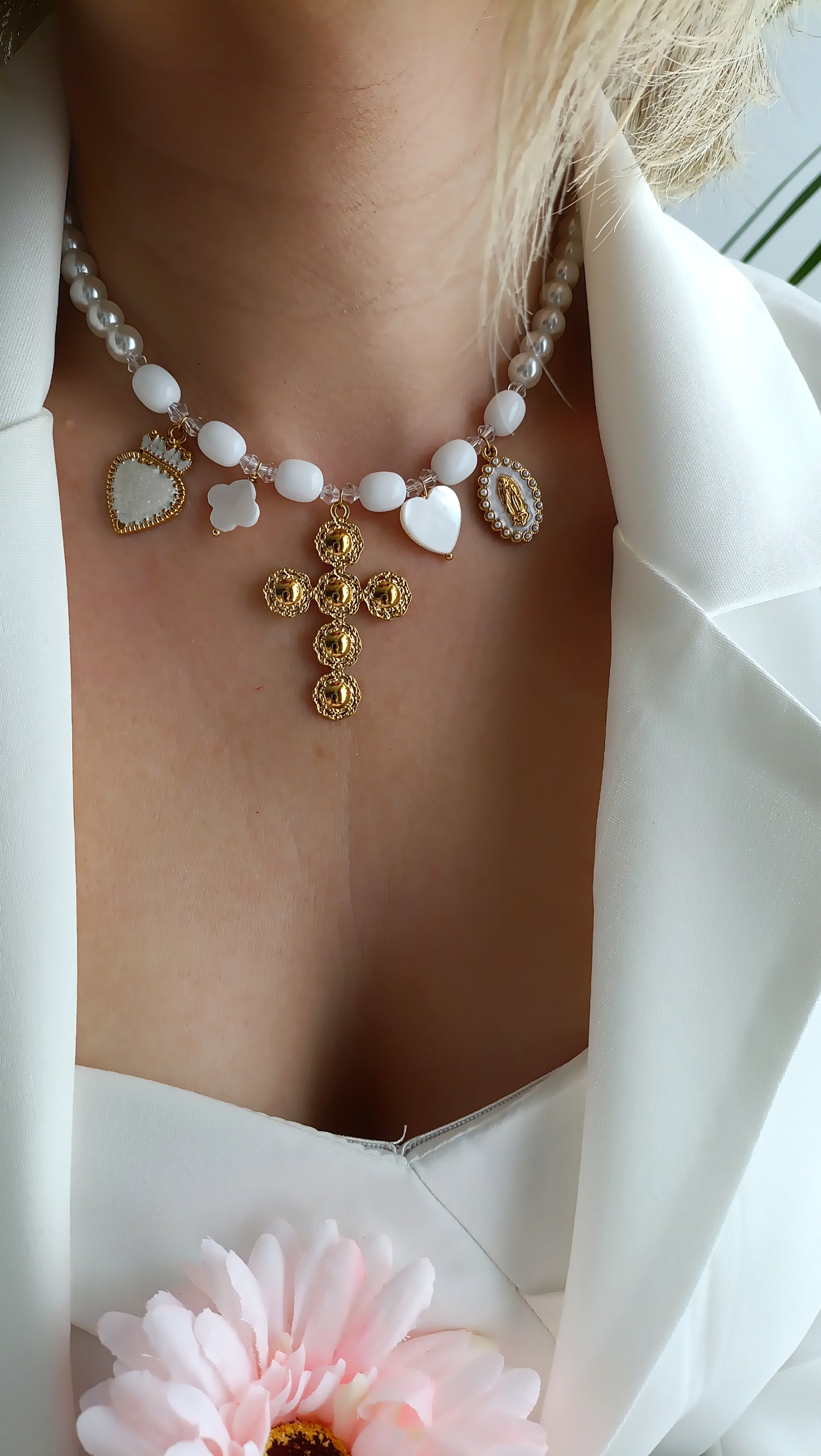 site de bijoux français, collier à breloques blanc, collier à charms blanc, collier à pendentifs blancs, collier en perles et breloques blanc pas cher, site de colliers à breloques pas cher, site de collier à charms pas cher, collier femme en perles blanches et breloques, collier femme printemps été 2026, collier à grosses perles blanches et breloques