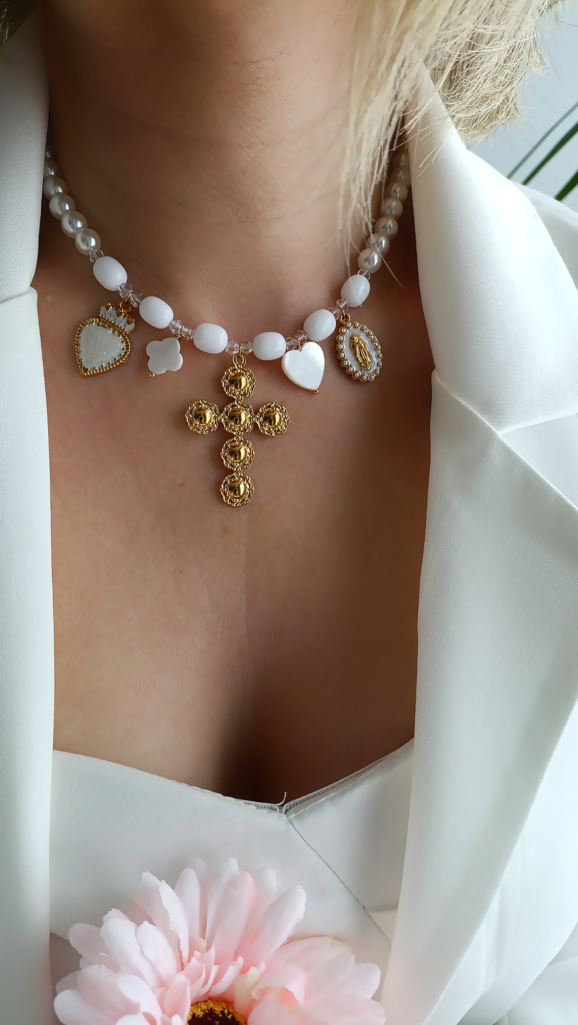 site de bijoux français, collier à breloques blanc, collier à charms blanc, collier à pendentifs blancs, collier en perles et breloques blanc pas cher, site de colliers à breloques pas cher, site de collier à charms pas cher, collier femme en perles blanches et breloques, collier femme printemps été 2026, collier à grosses perles blanches et breloques