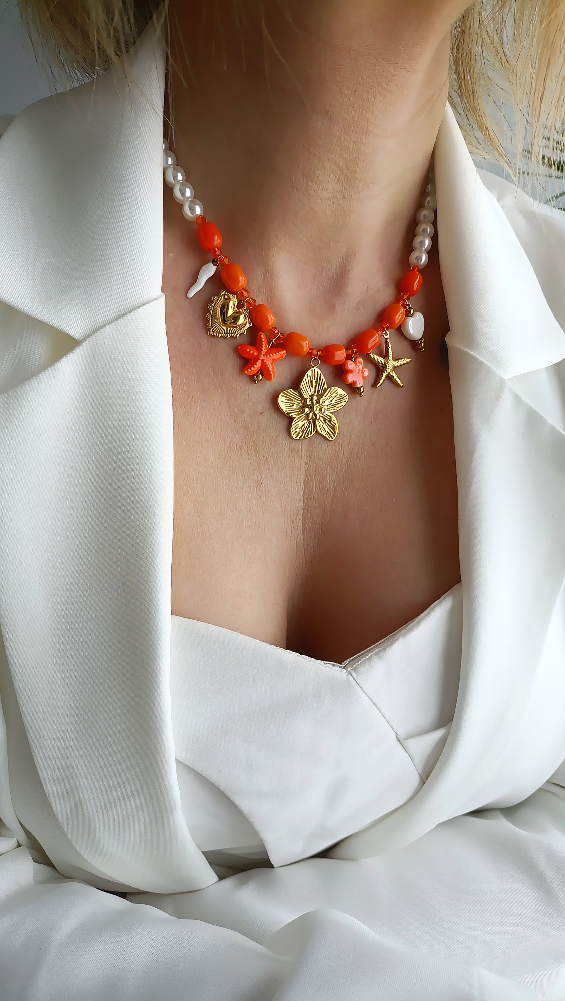 site de bijoux français, collier à breloques en perles oranges, collier à charms orange, collier à pendentifs oranges, collier en perles et breloques oranges pas cher, site de colliers à breloques pas cher, site de collier à charms pas cher, collier femme en perles oranges et breloques, collier femme printemps été 2026, collier été 2026 pas chers, site de bijoux femme en acier français âs chers, site de bijoux acier pas chers