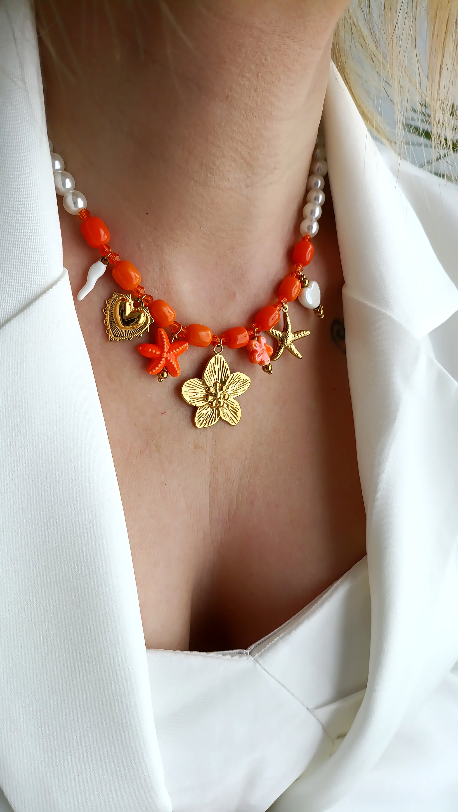 site de bijoux français, collier à breloques en perles oranges, collier à charms orange, collier à pendentifs oranges, collier en perles et breloques oranges pas cher, site de colliers à breloques pas cher, site de collier à charms pas cher, collier femme en perles oranges et breloques, collier femme printemps été 2026, collier été 2026 pas chers, site de bijoux femme en acier français âs chers, site de bijoux acier pas chers