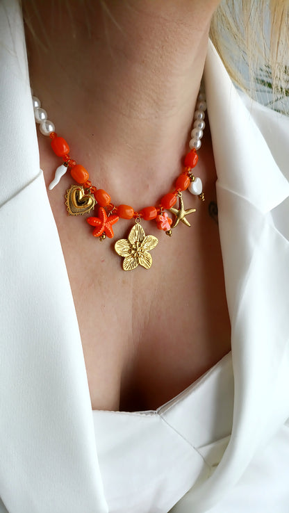 site de bijoux français, collier à breloques en perles oranges, collier à charms orange, collier à pendentifs oranges, collier en perles et breloques oranges pas cher, site de colliers à breloques pas cher, site de collier à charms pas cher, collier femme en perles oranges et breloques, collier femme printemps été 2026, collier été 2026 pas chers, site de bijoux femme en acier français âs chers, site de bijoux acier pas chers