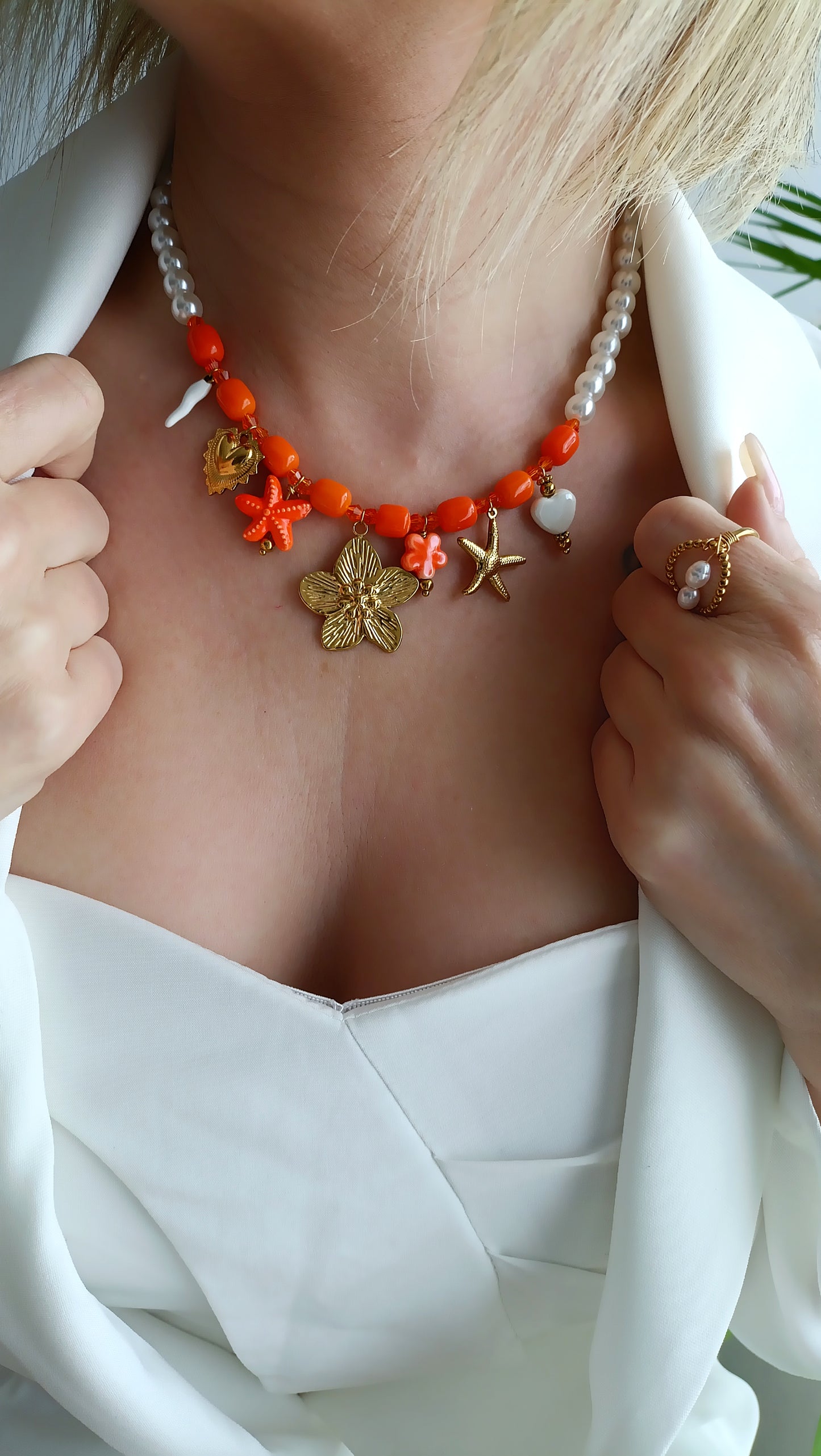 site de bijoux français, collier à breloques en perles oranges, collier à charms orange, collier à pendentifs oranges, collier en perles et breloques oranges pas cher, site de colliers à breloques pas cher, site de collier à charms pas cher, collier femme en perles oranges et breloques, collier femme printemps été 2026, collier été 2026 pas chers, site de bijoux femme en acier français âs chers, site de bijoux acier pas chers