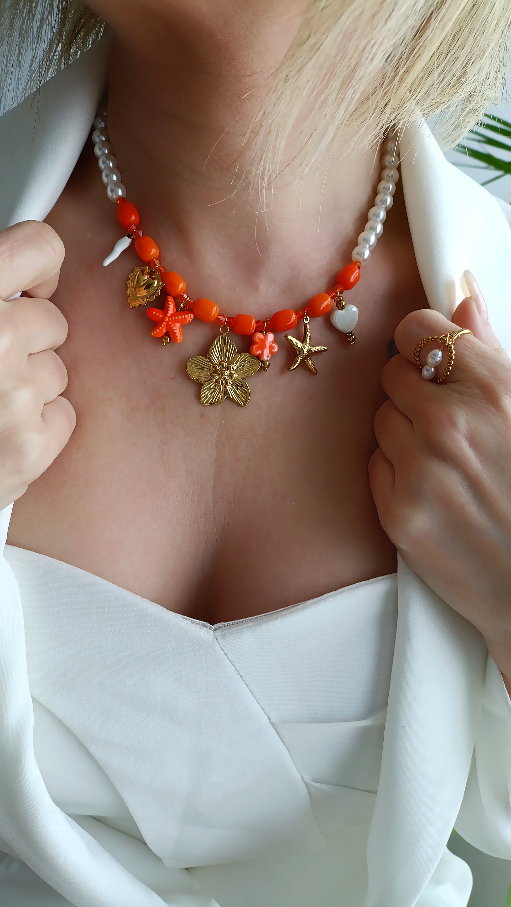 site de bijoux français, collier à breloques en perles oranges, collier à charms orange, collier à pendentifs oranges, collier en perles et breloques oranges pas cher, site de colliers à breloques pas cher, site de collier à charms pas cher, collier femme en perles oranges et breloques, collier femme printemps été 2026, collier été 2026 pas chers, site de bijoux femme en acier français âs chers, site de bijoux acier pas chers