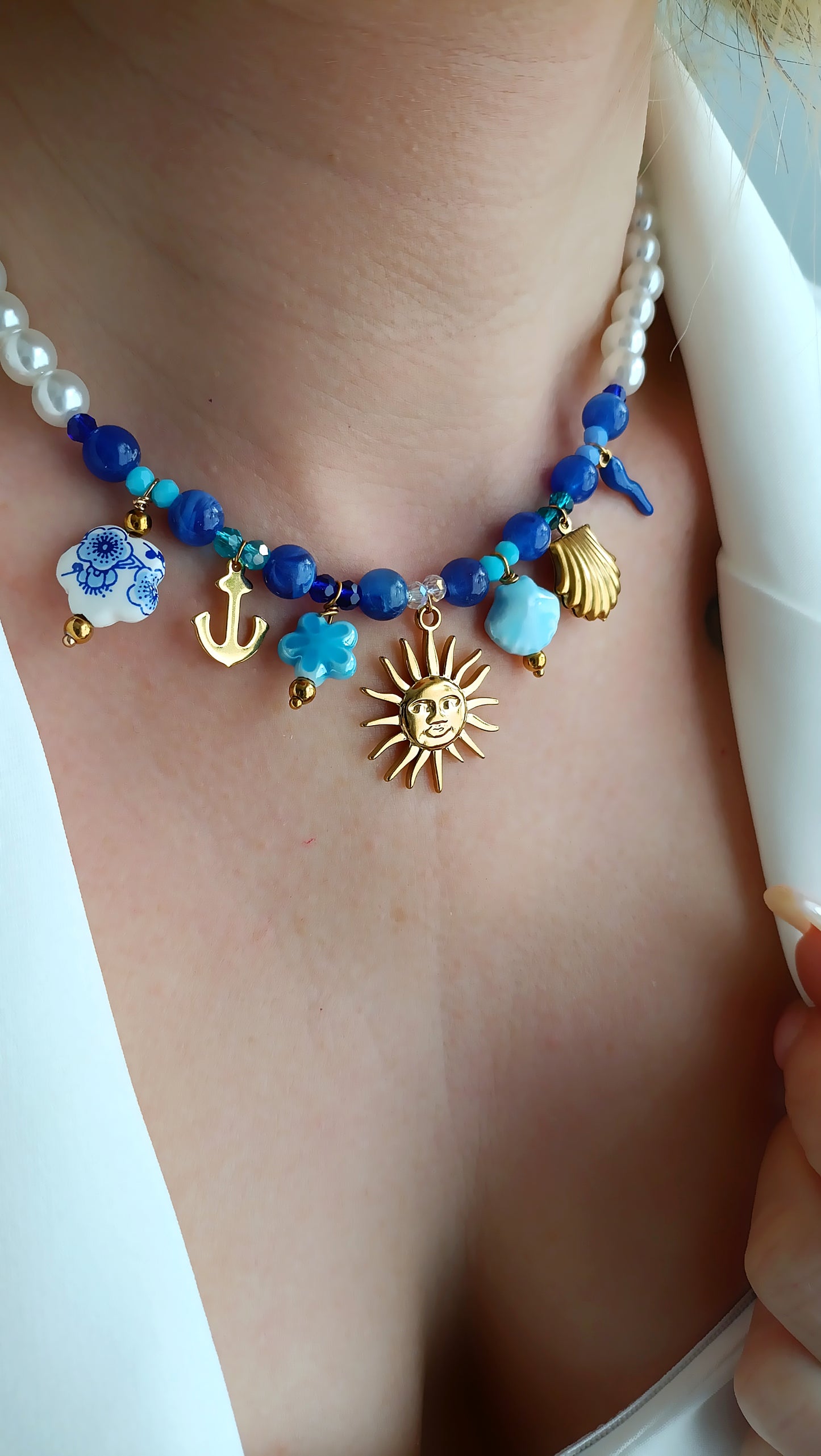 site de bijoux français, collier à breloques bleu, collier à charms bleu, collier à pendentif bleu, collier en perles bleues et breloques bleu pas cher, site de colliers à breloques pas cher, site de collier à charms pas cher, collier femme en perles bleu et breloques, bijoux printemps été 2026, site de bijoux français pas chers, bijoux été 2026 pas cher, collier acier femme frnataisie, site de bijoux en acier pas cher, ite de bijoux tendance pas chers français